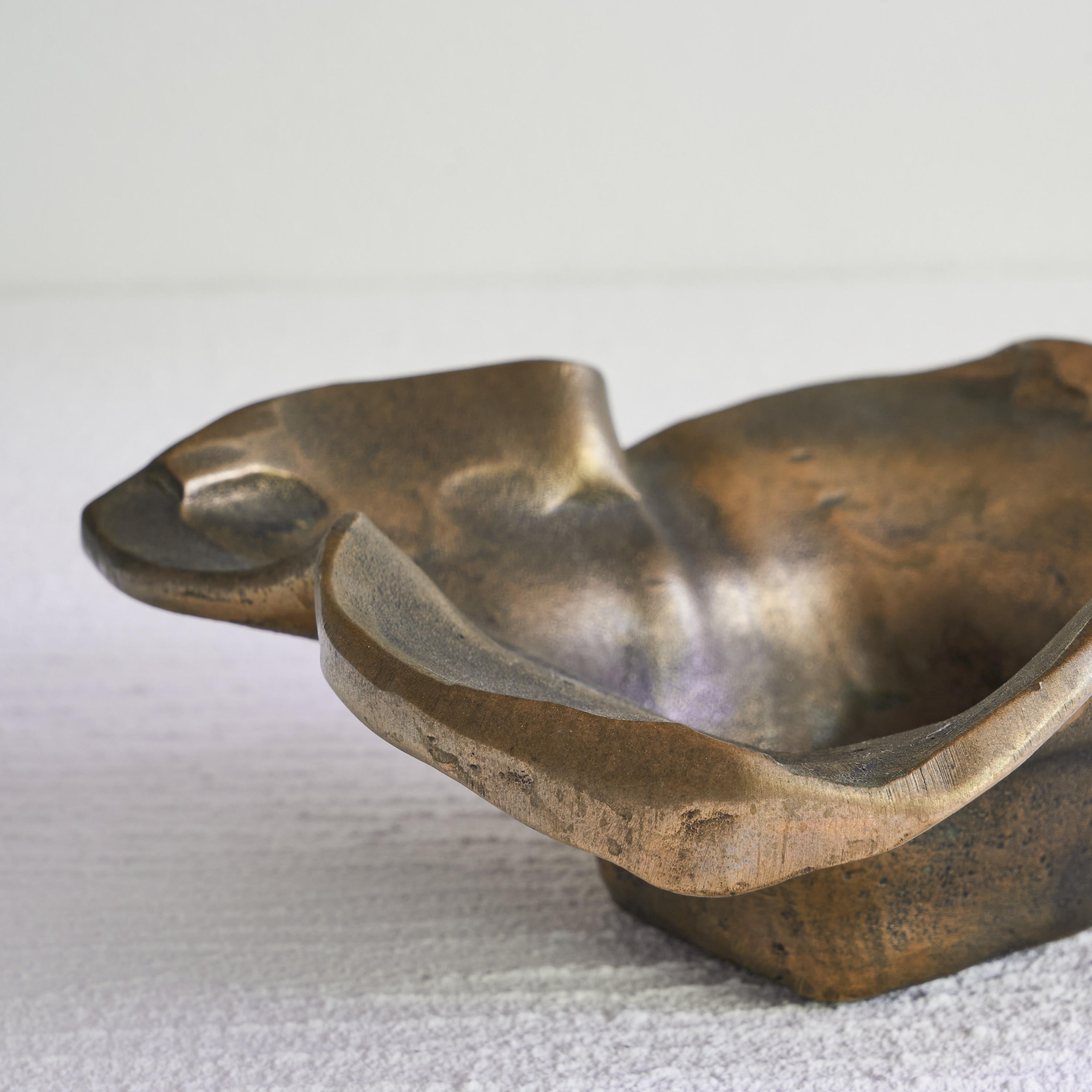 Vide-Poche ou bol de forme libre du milieu du siècle en bronze moulé en sable des années 1960 en vente 2