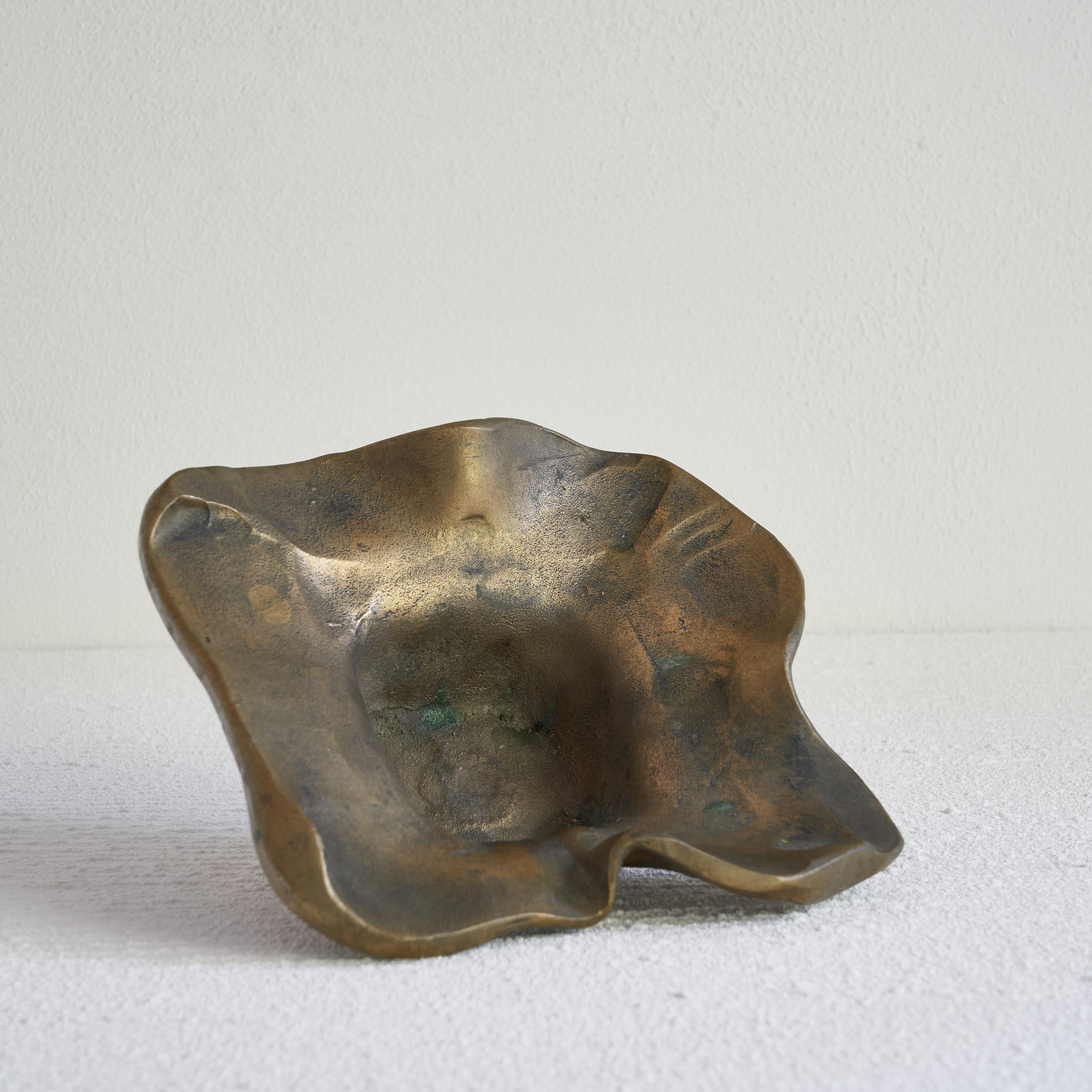 Bronze Vide-Poche ou bol de forme libre du milieu du siècle en bronze moulé en sable des années 1960 en vente