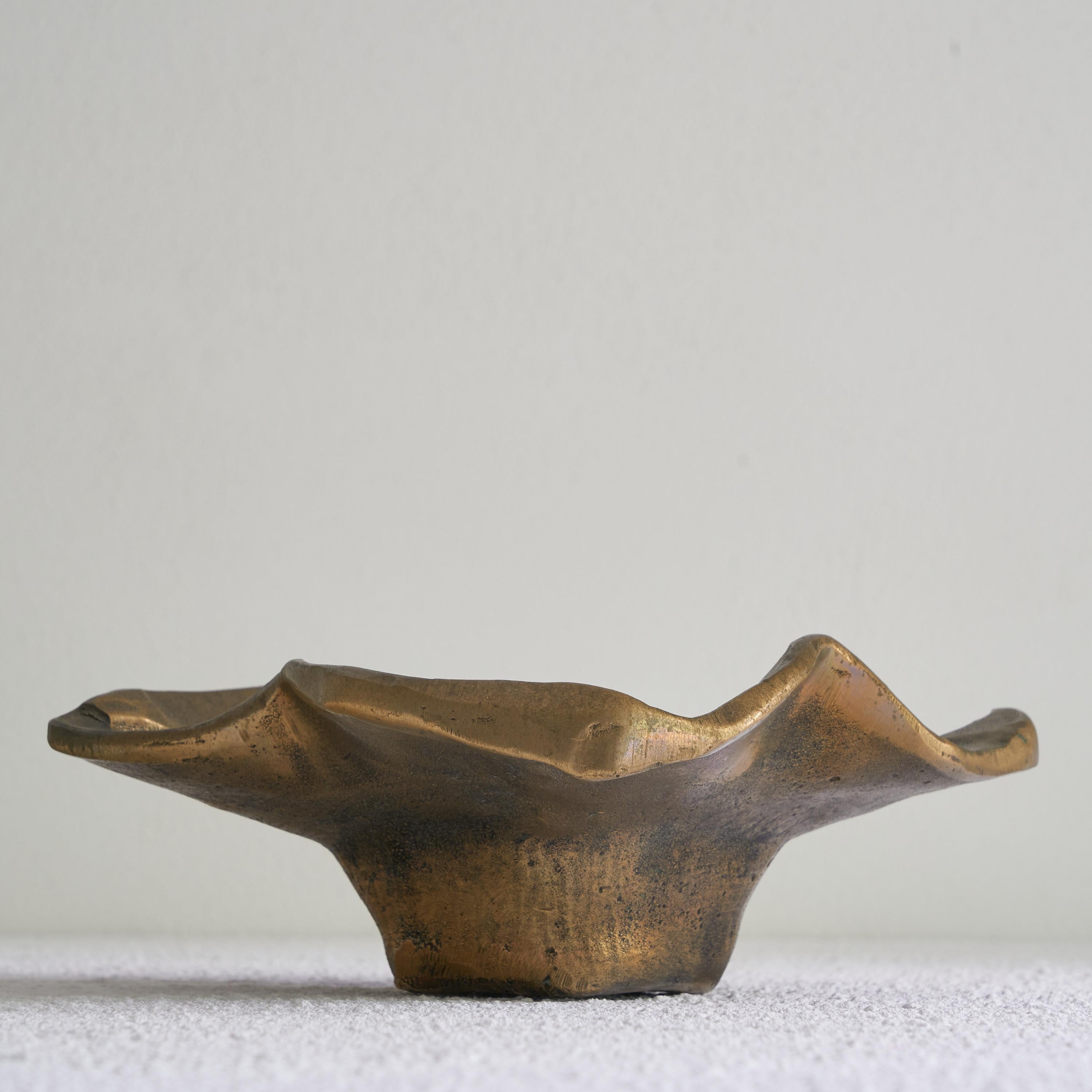 Vide-Poche ou bol de forme libre du milieu du siècle en bronze moulé en sable des années 1960 en vente 1