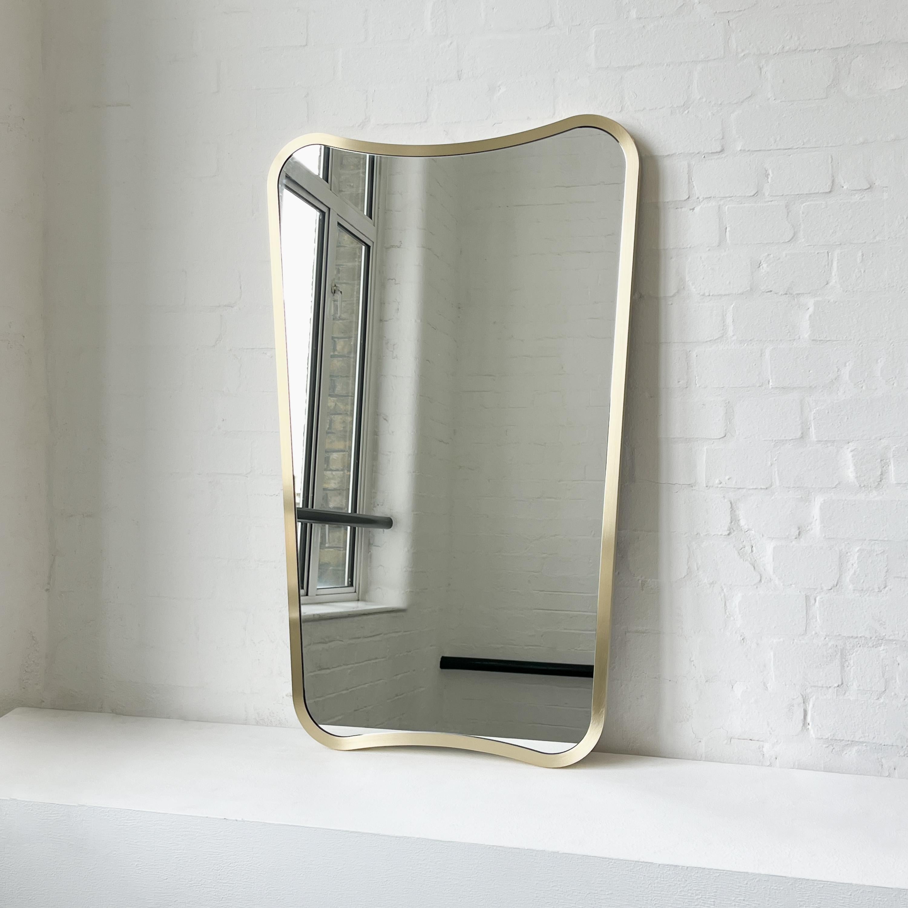 Mid-Century Modern Miroir mural moderne de forme libre avec cadre complet en laiton, deux vintage en vente