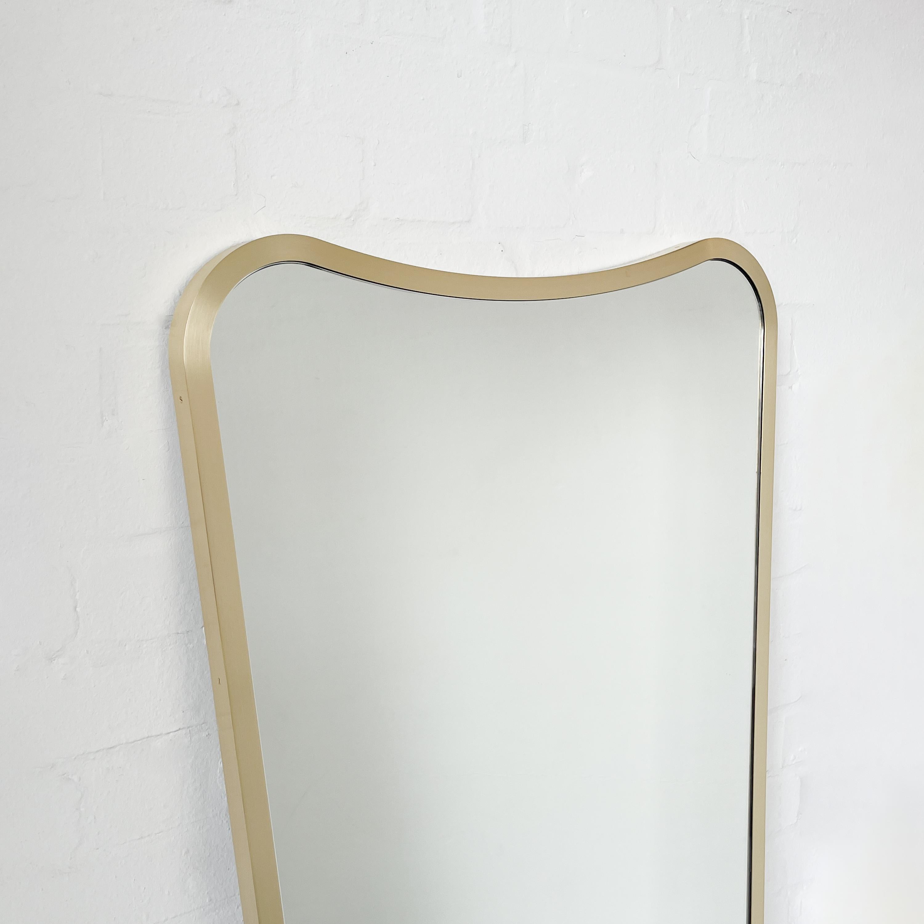 Britannique Miroir mural moderne de forme libre avec cadre complet en laiton, deux vintage en vente