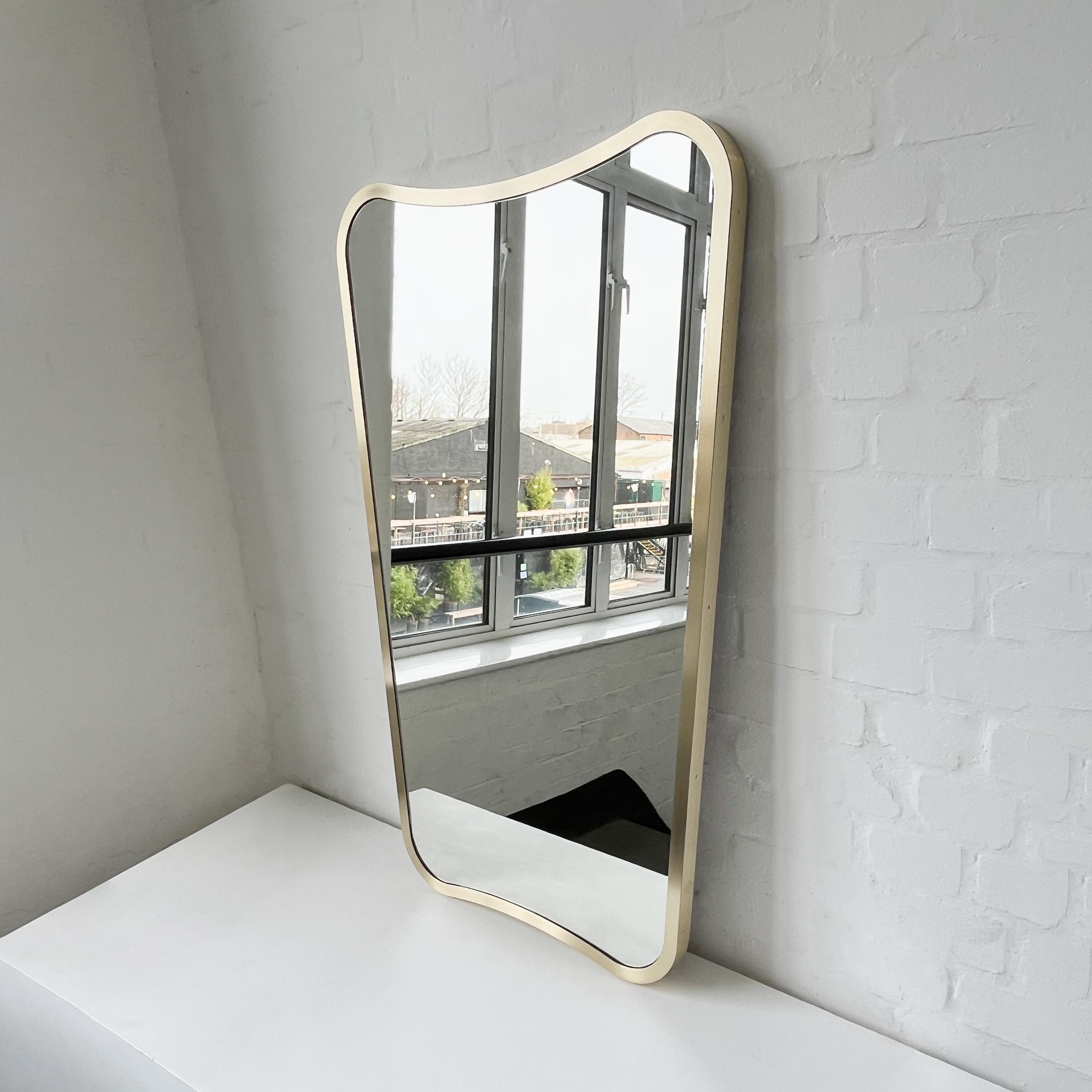 Brossé Miroir mural moderne de forme libre avec cadre complet en laiton, deux vintage en vente