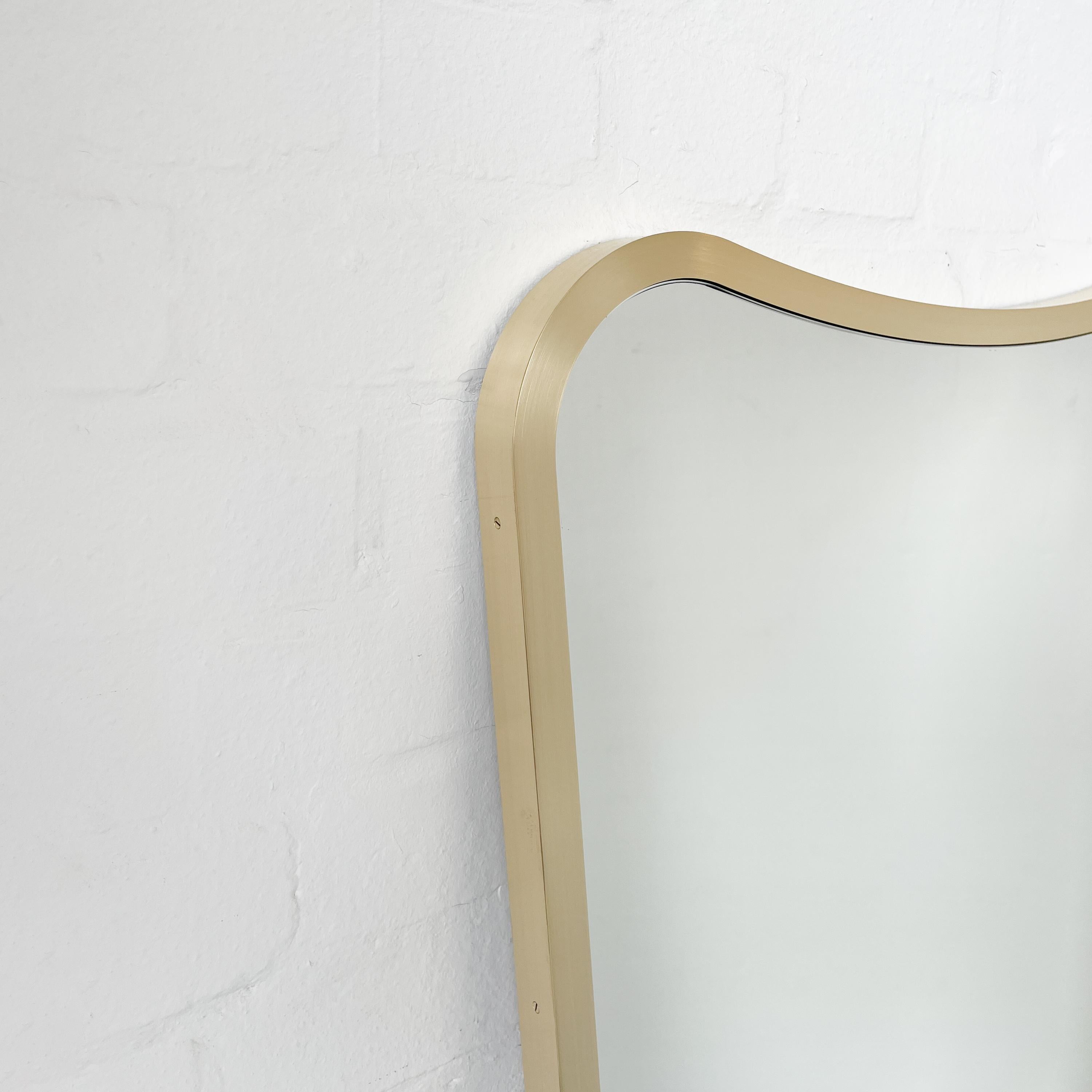 Miroir mural moderne de forme libre avec cadre complet en laiton, deux vintage Neuf - En vente à London, GB