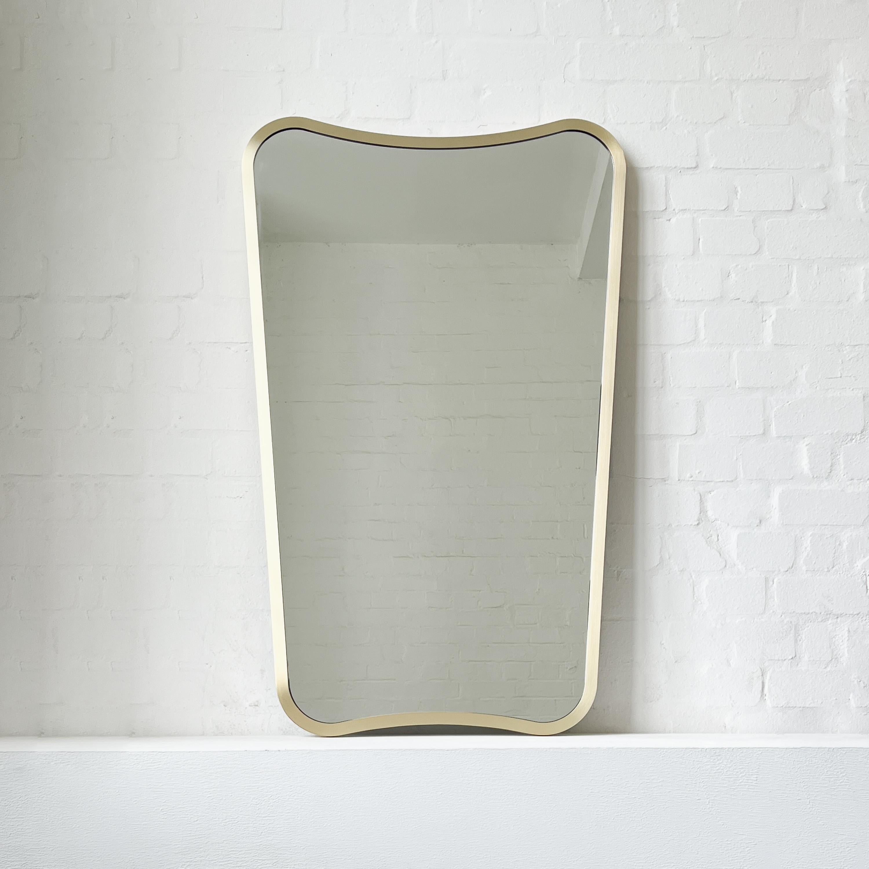 XXIe siècle et contemporain Miroir mural moderne de forme libre avec cadre complet en laiton, deux vintage en vente