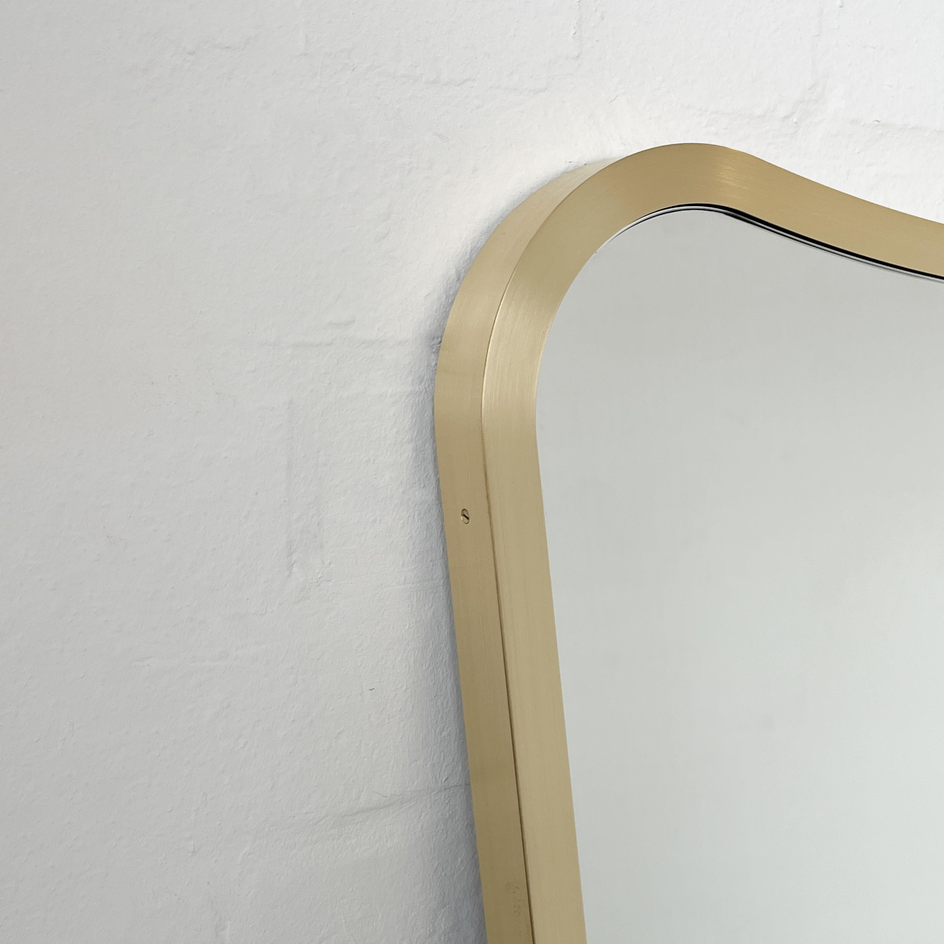 Laiton Miroir mural moderne de forme libre avec cadre complet en laiton, deux vintage en vente