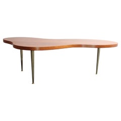 Mesa baja Freeform de nogal y latón de T.H. Robsjohn-Gibbings
