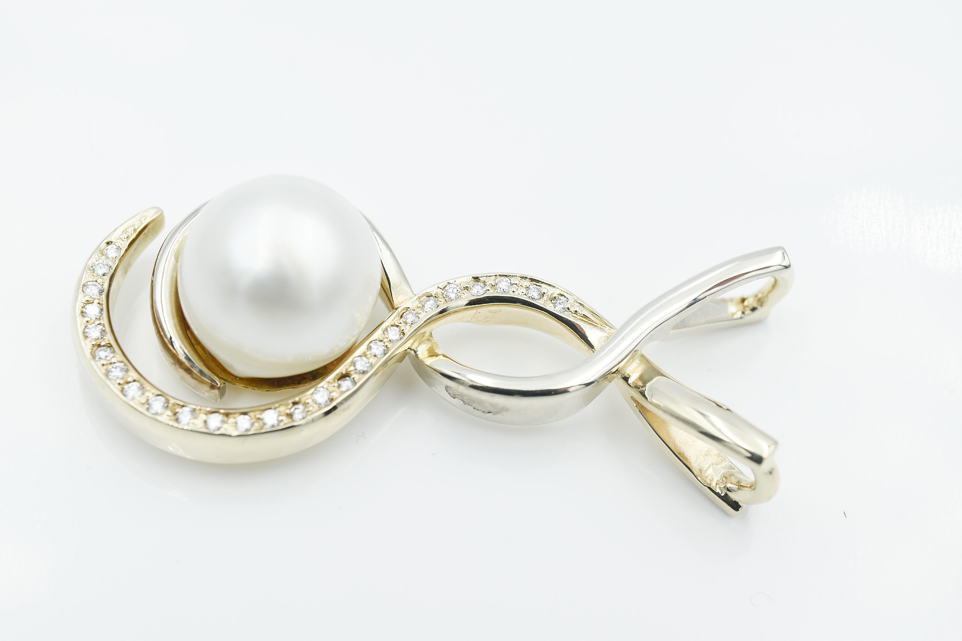 Freeform White and Yellow Gold South Sea Pearl Pendant In New Condition For Sale In Palm Beach, FL