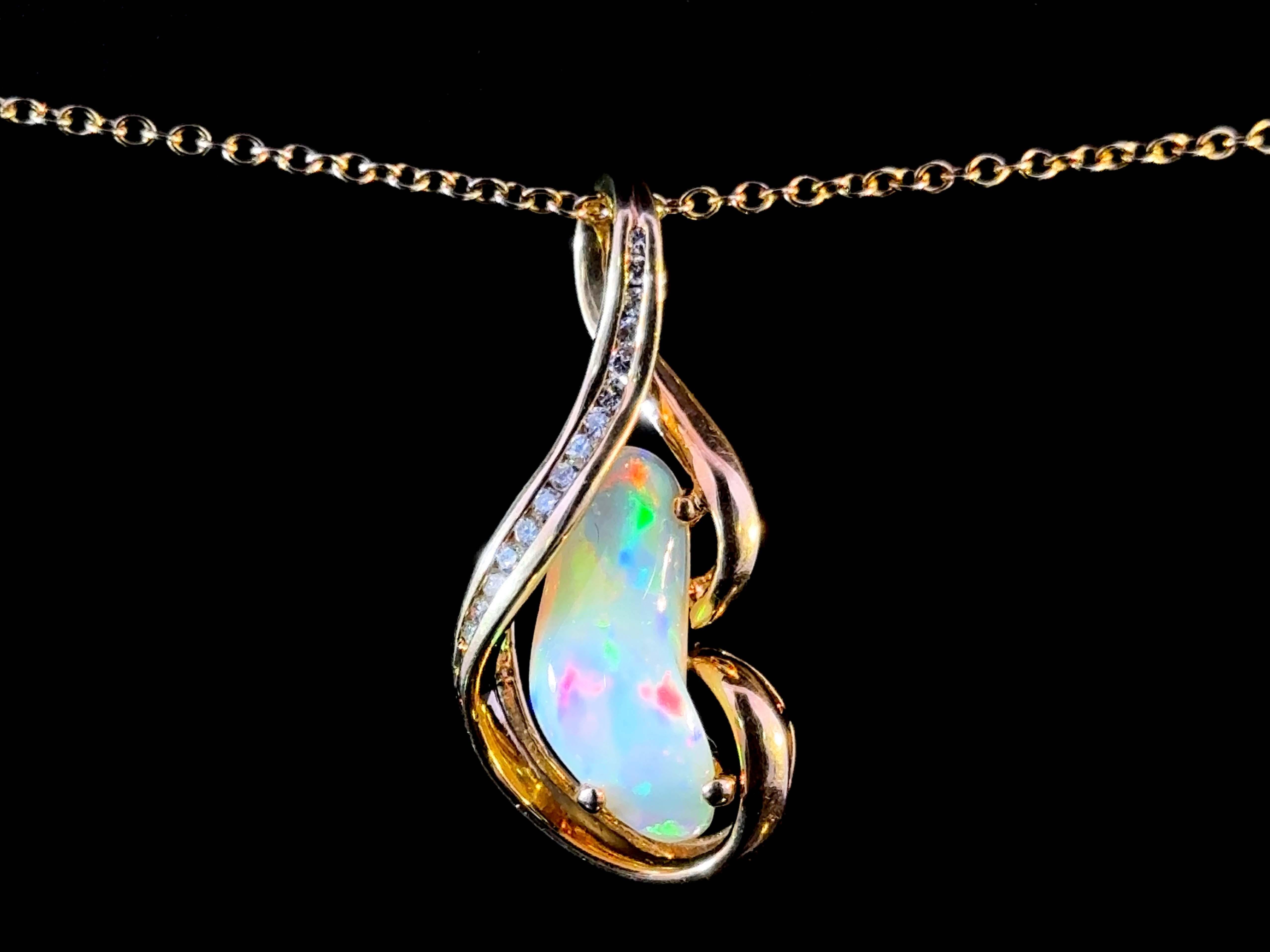 Item Specifications:

Metal: 14K Yellow Gold 

Style: Opal and Diamond Necklace

Total Weight: 6.8 Grams

Chain Length: ~18