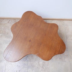 Table basse néerlandaise mi-siècle à deux étages en bois de forme libre
