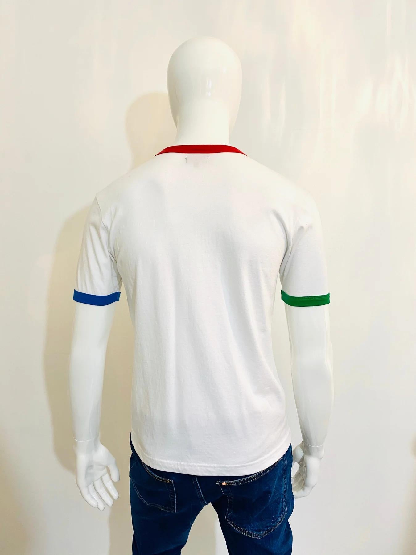 Freemans Sporting Club Cotton T-Shirt.

Fresh white cotton t-shirt with coloured trim. Neckline in bright red. arm trim in blue and other arm trim in green.

Additional information:
Size – XS
Condition – Very Good