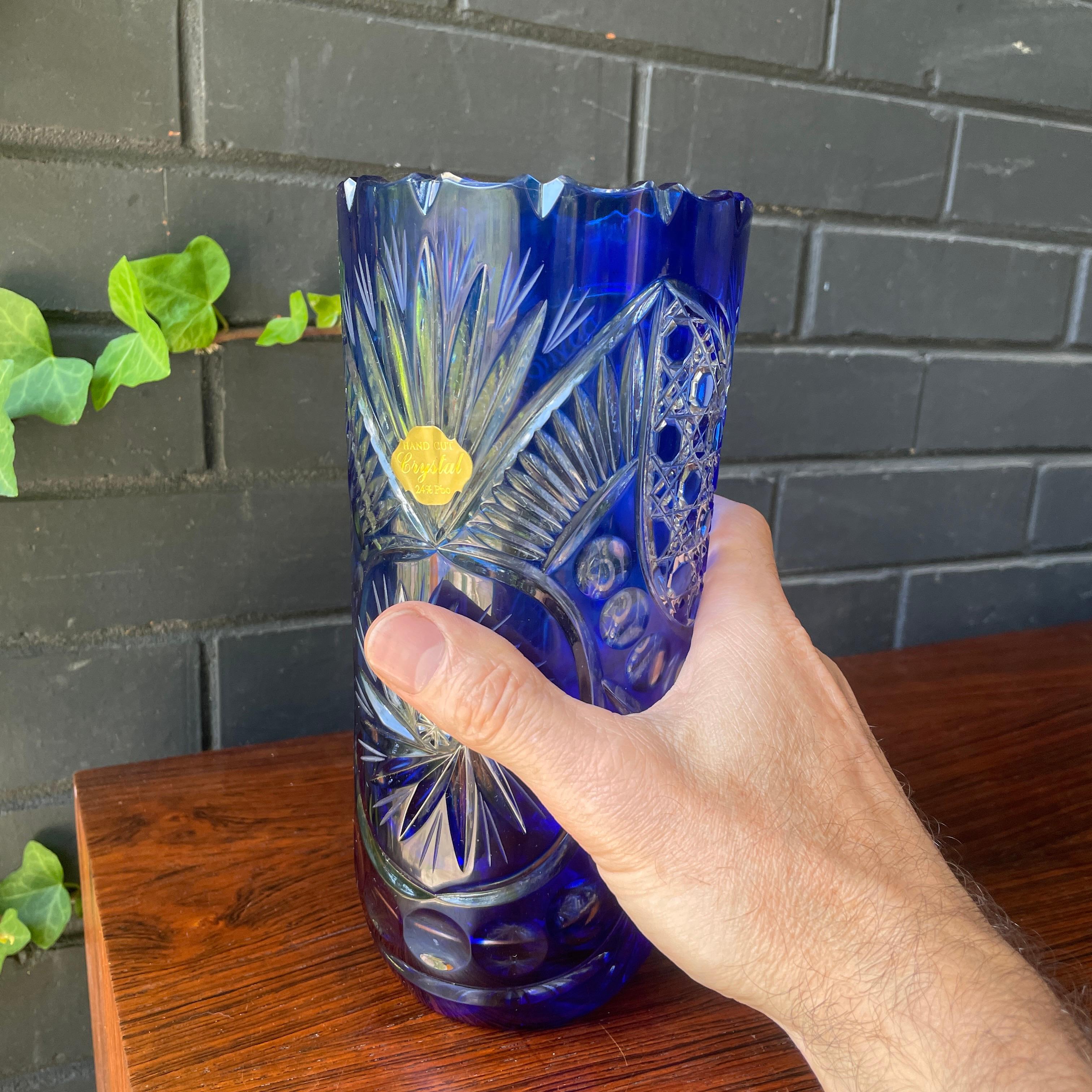Vase à fleurs bleu en cristal au plomb taillé Freemanson Washington DC Daylight Lodge en vente 2