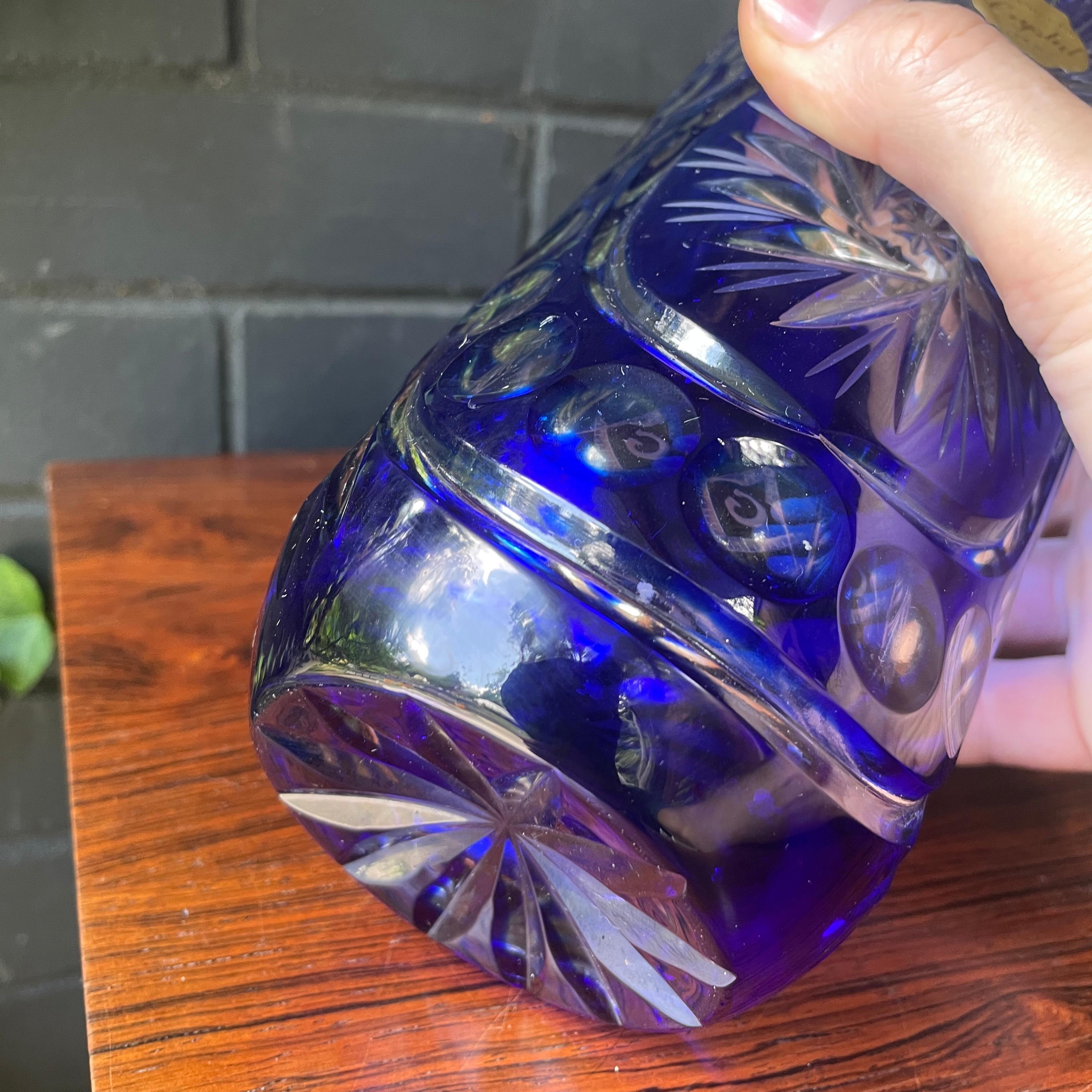 Vase à fleurs bleu en cristal au plomb taillé Freemanson Washington DC Daylight Lodge en vente 3