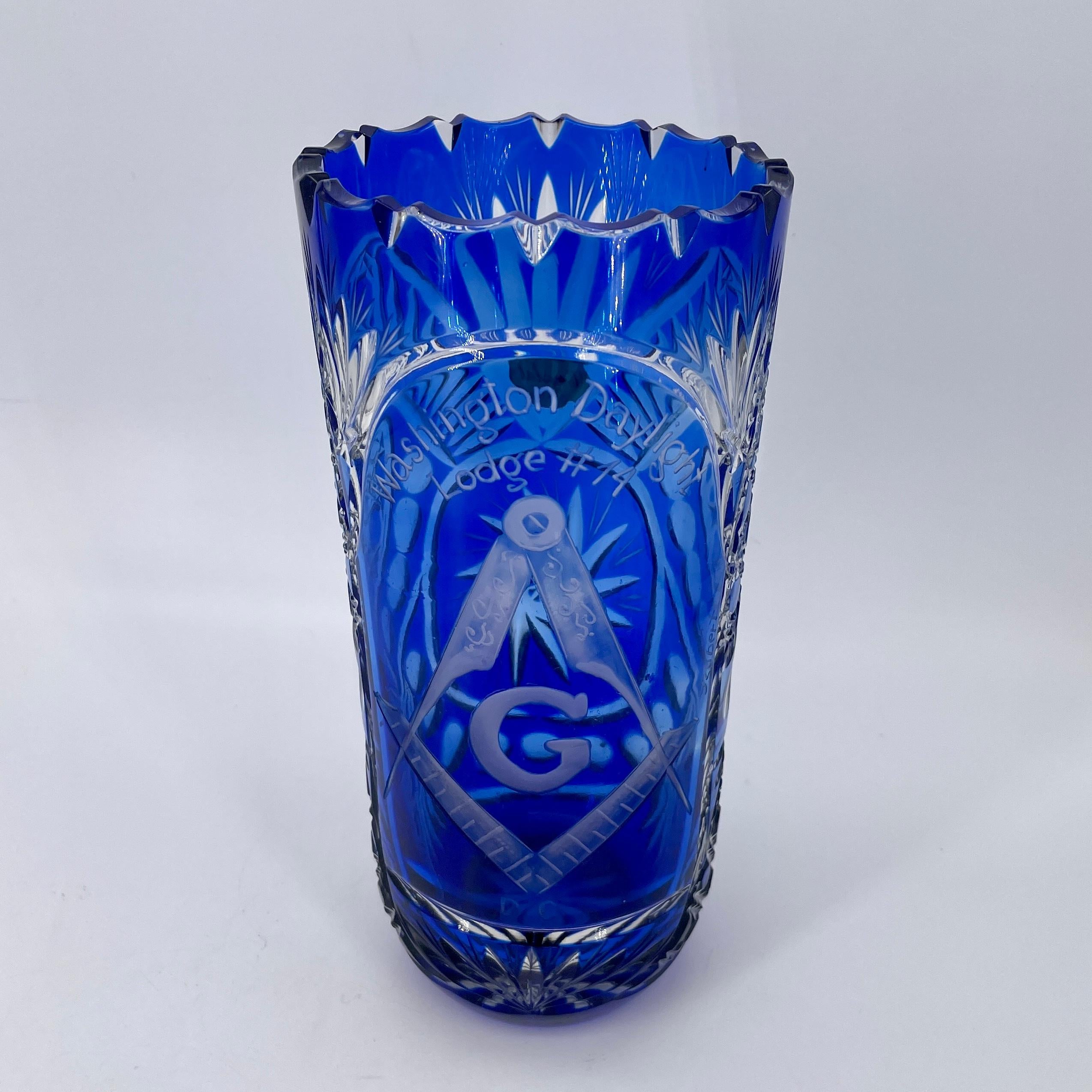 Mid-Century Modern Vase à fleurs bleu en cristal au plomb taillé Freemanson Washington DC Daylight Lodge en vente