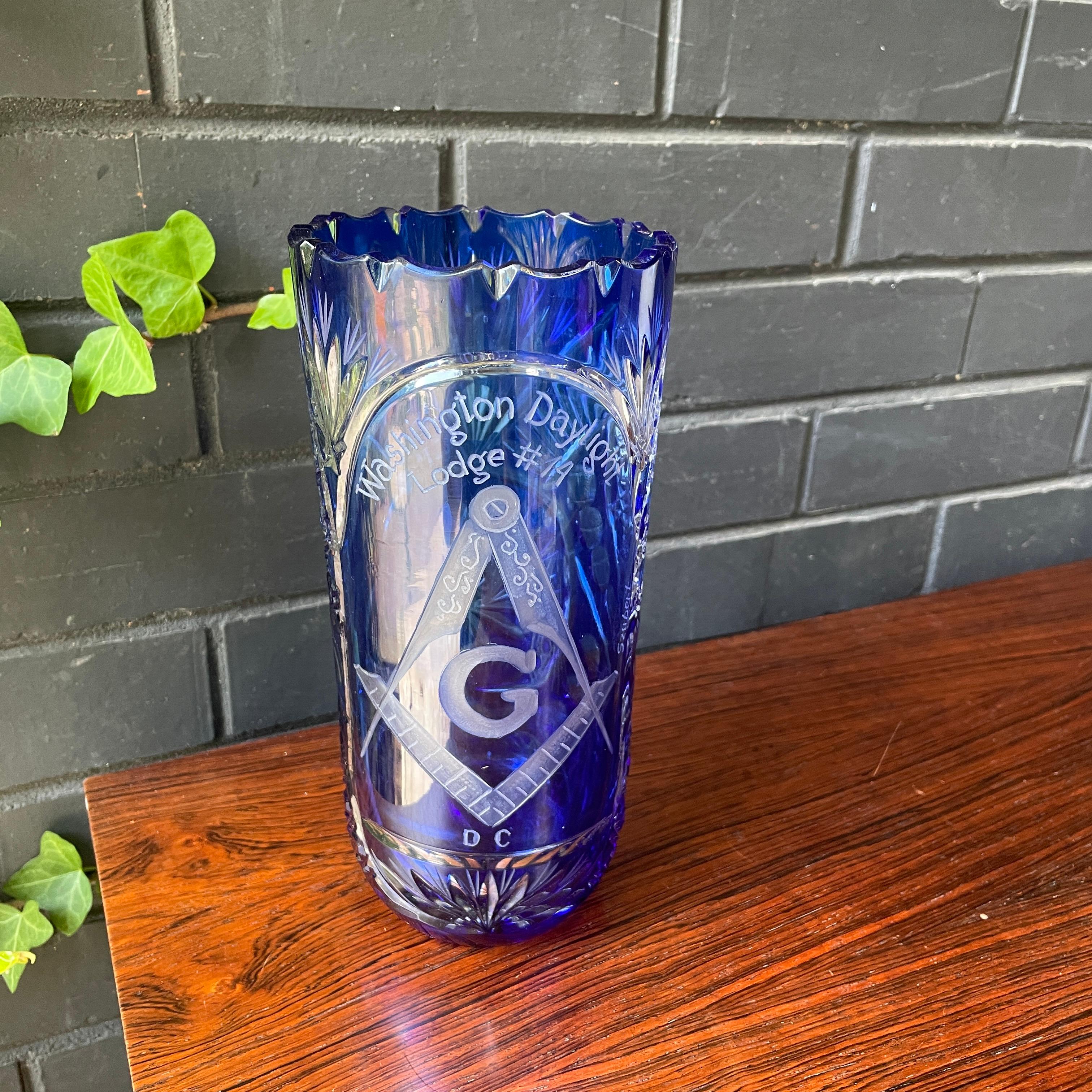 Inconnu Vase à fleurs bleu en cristal au plomb taillé Freemanson Washington DC Daylight Lodge en vente