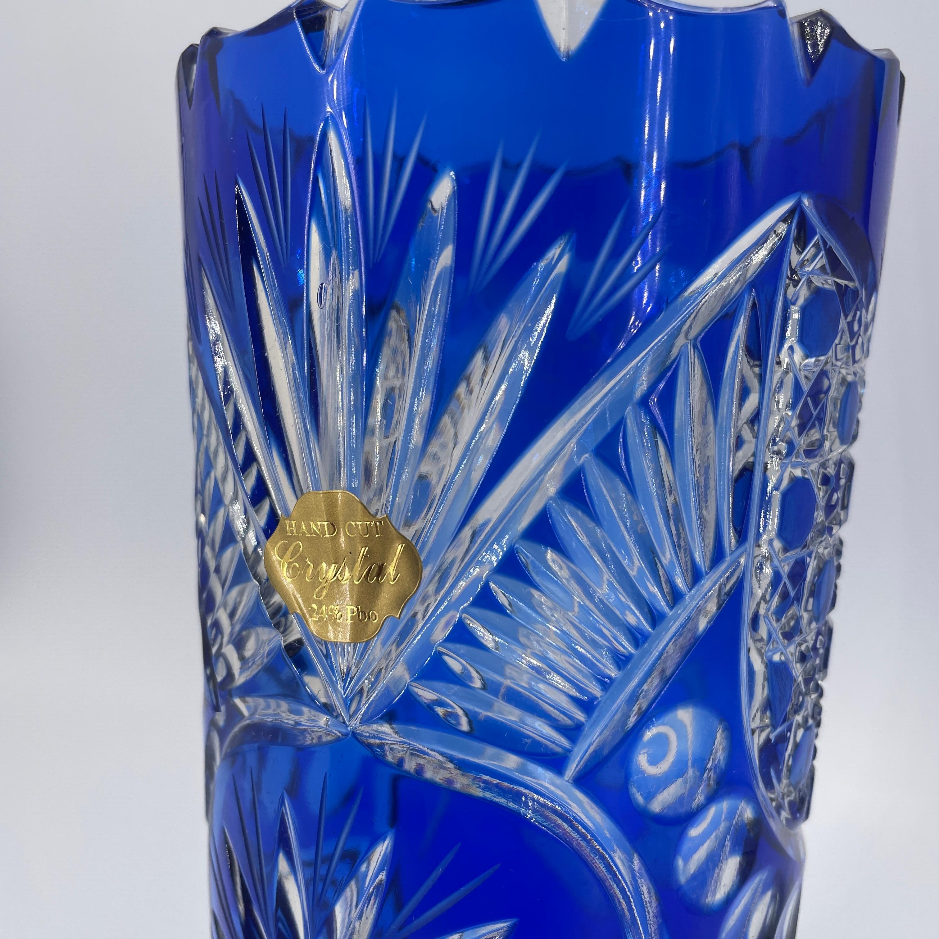 Vase à fleurs bleu en cristal au plomb taillé Freemanson Washington DC Daylight Lodge Bon état - En vente à Hyattsville, MD