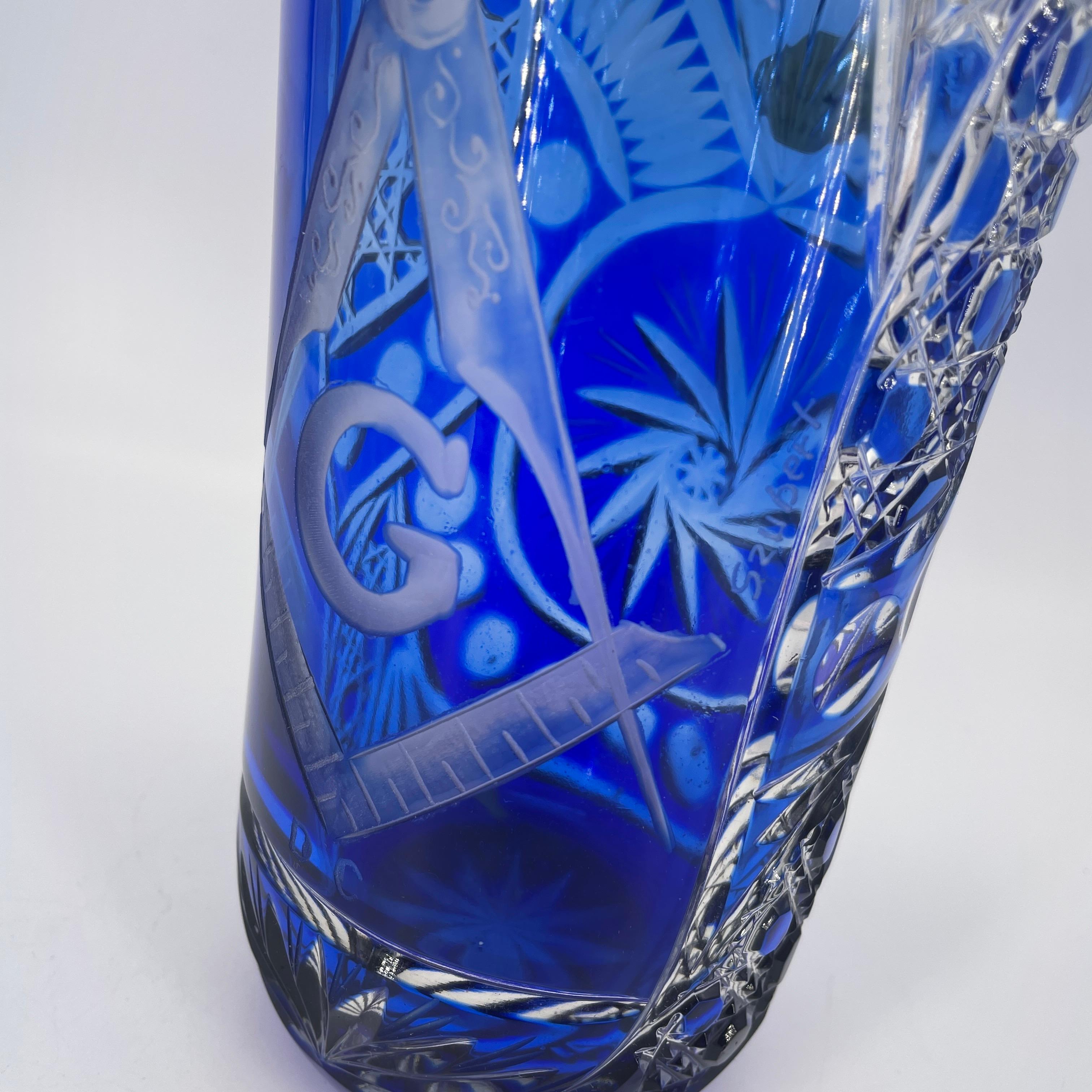 20ième siècle Vase à fleurs bleu en cristal au plomb taillé Freemanson Washington DC Daylight Lodge en vente