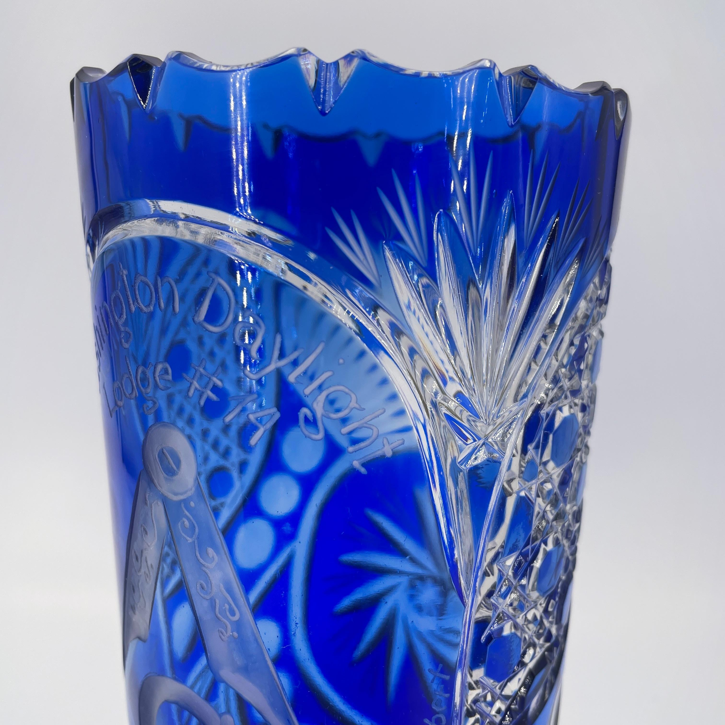 Cristal Vase à fleurs bleu en cristal au plomb taillé Freemanson Washington DC Daylight Lodge en vente