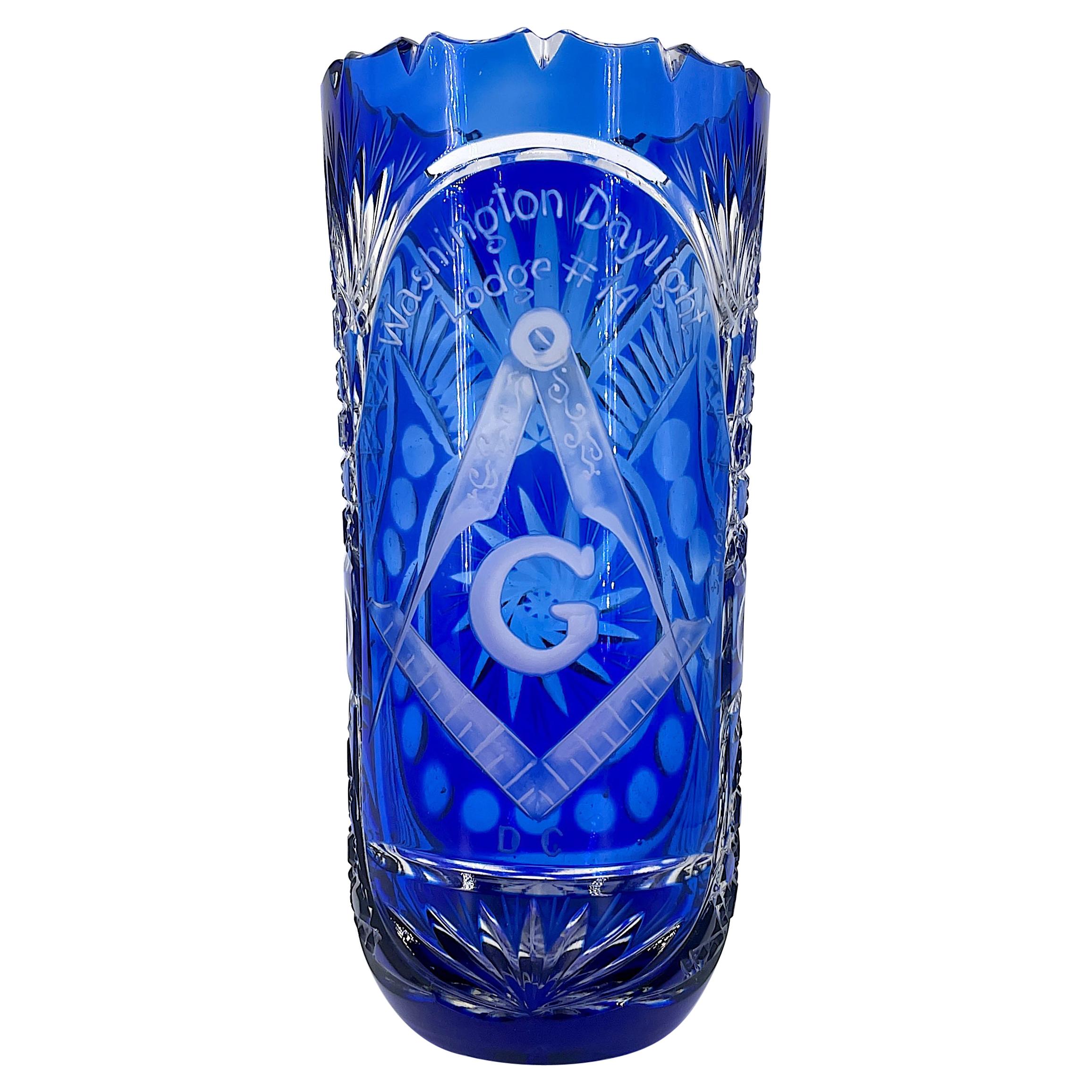 Vase à fleurs bleu en cristal au plomb taillé Freemanson Washington DC Daylight Lodge en vente