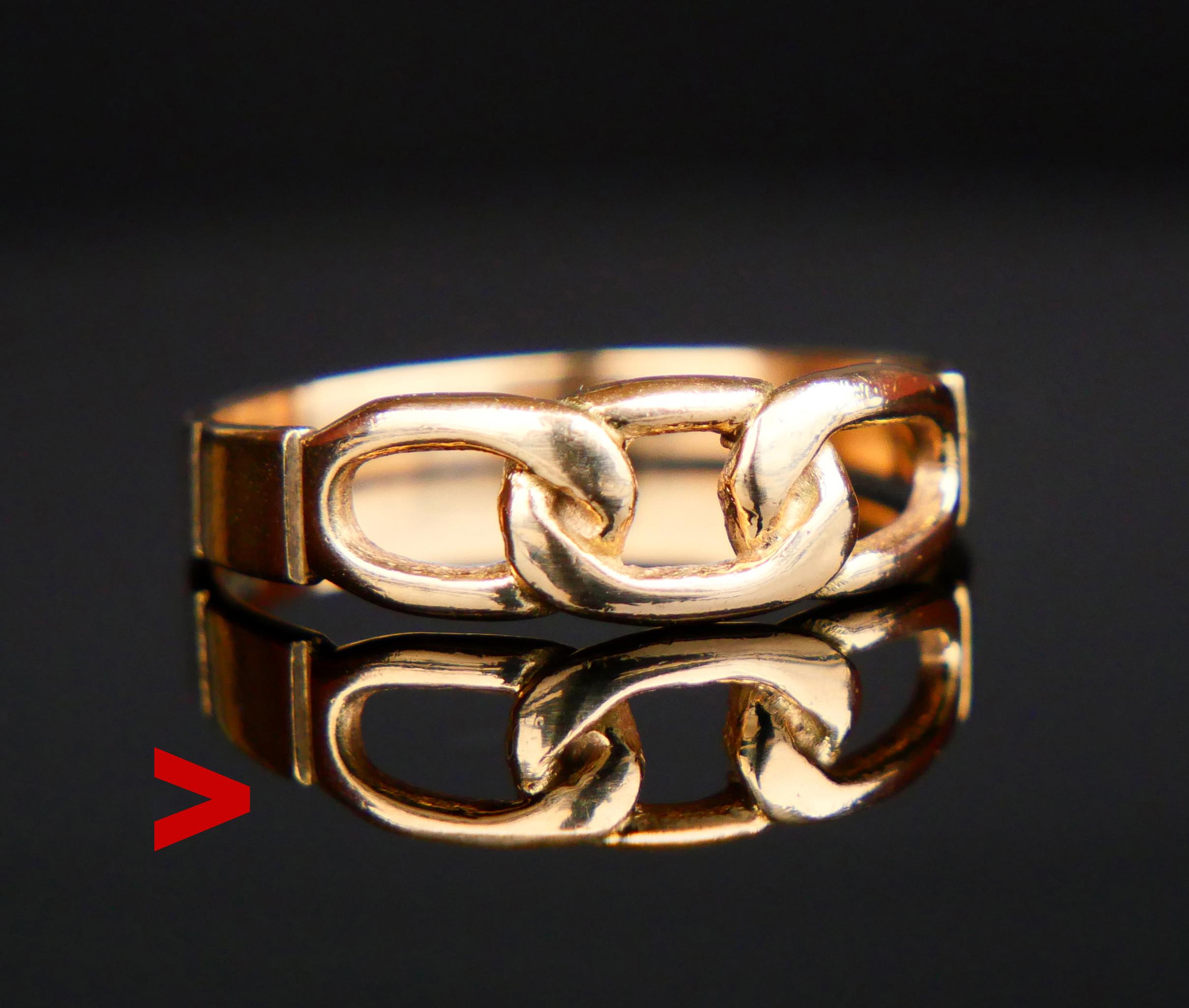 Freemason's ring in solid 18K Yellow Gold featuring three chained links that slightly curve. The three-link chain is the main symbol of the Independent Order of Odd Fellows, most likely this ring used to belong to one of members of that