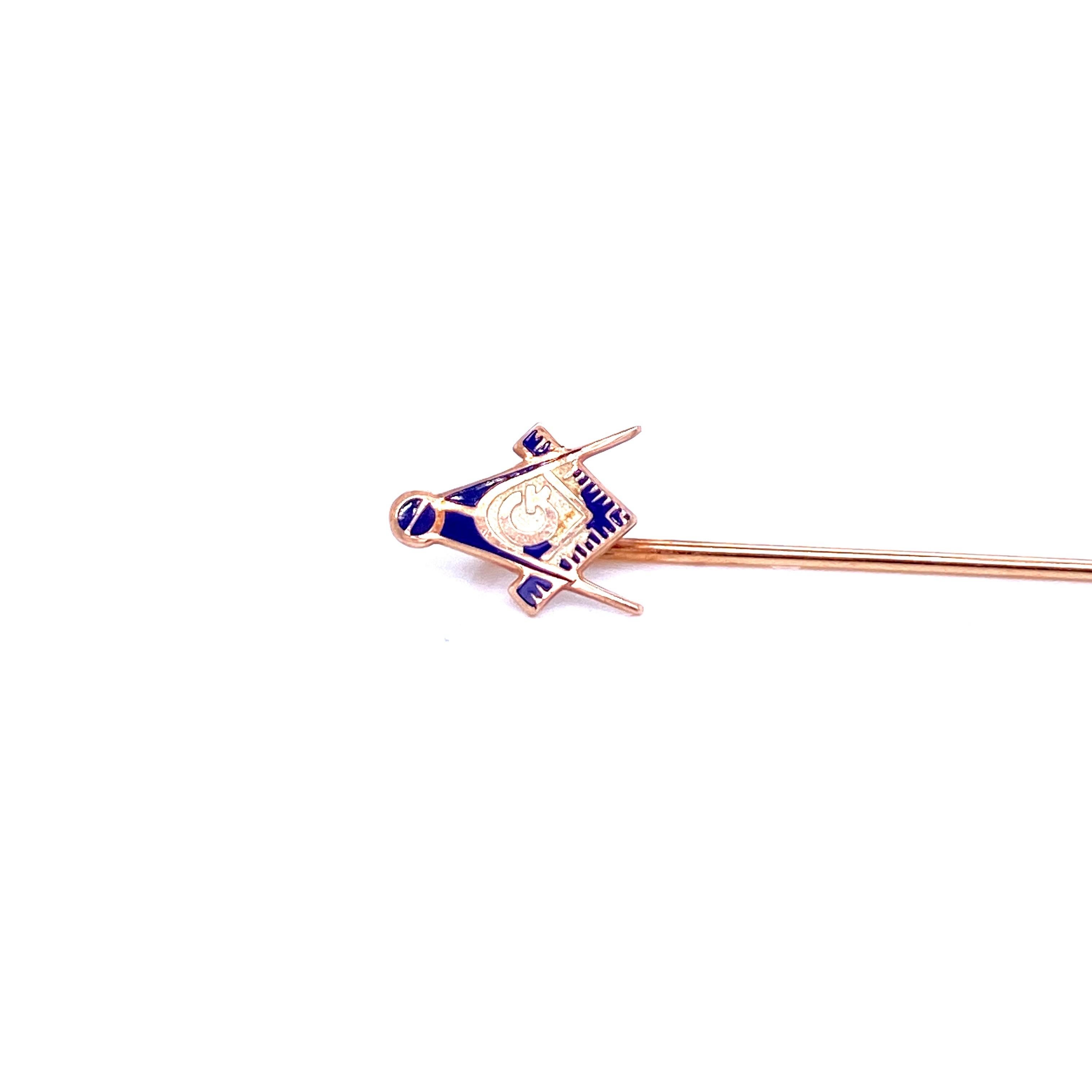 Nice authentic Freemasonry Antique Gold Pin.

It features the Freemason symbol of the square and compass adorned with enchanting blue enamel.

The jewel is 5,6 cm (2,20 in) long

CONDITION: Pre-owned - Excellent 10/10
METAL: 18k Gold
DESIGN ERA:
