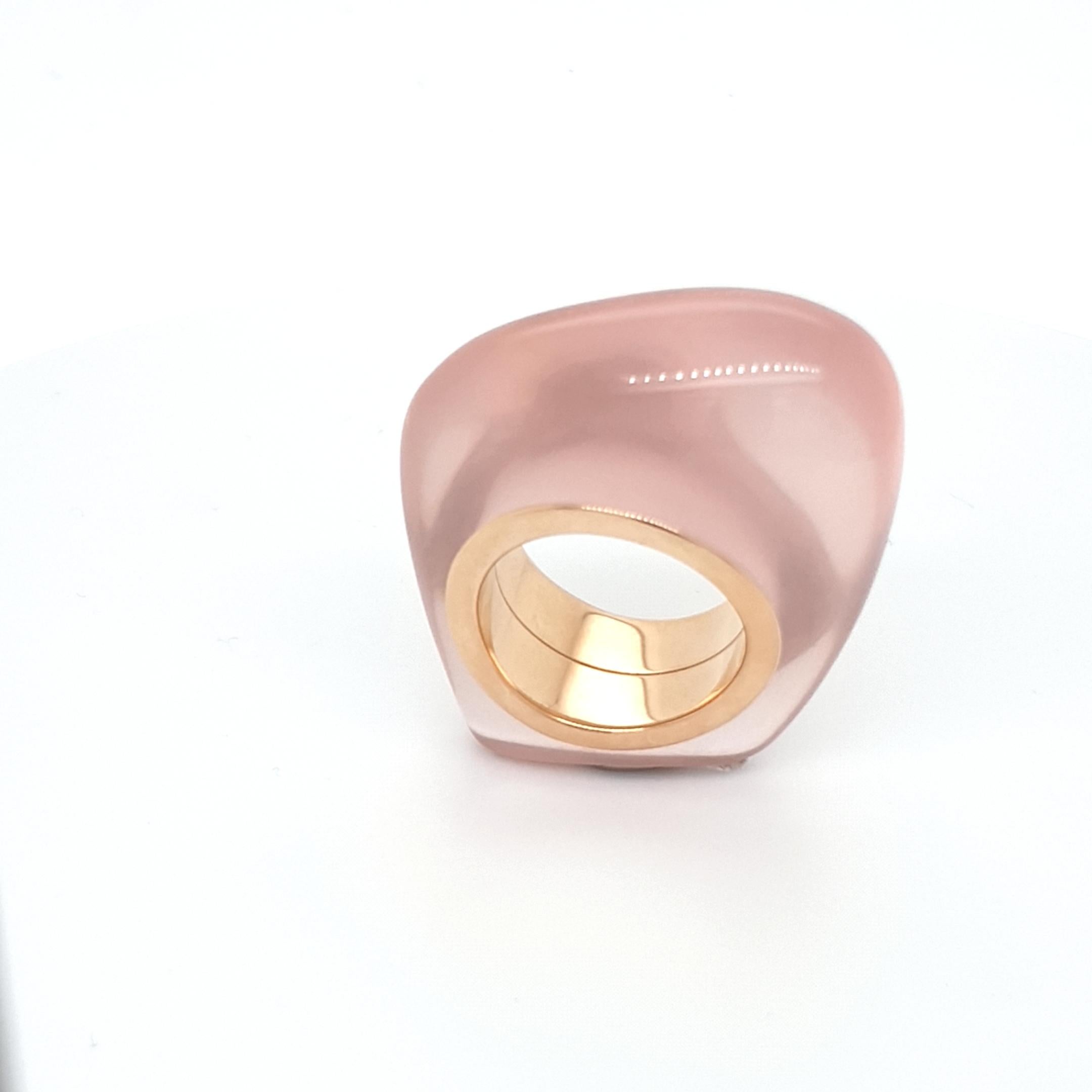 This Freeshape Rose Quarz Ring with 18 Carat Rose Gold is totally handmade.
Cutting as well as goldwork are made in German quality. 
Finding a suitable nice Rose Quarz to cut a whole ring out of one piece is very difficult.
Unique ringdesign