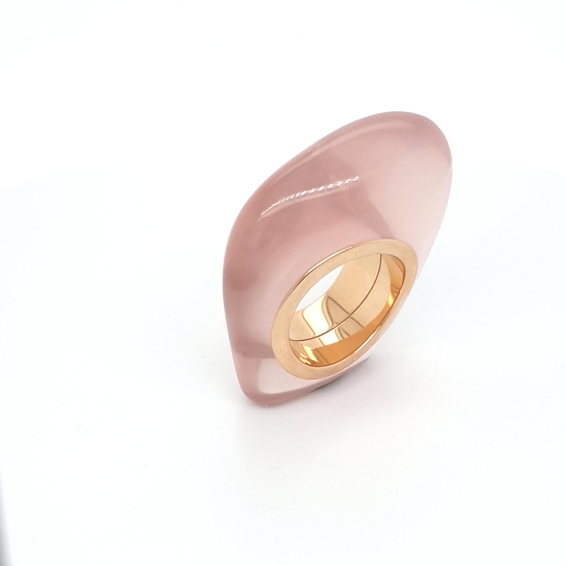 Freeshape Rose Quarz Ring with 18 Carat Rose Gold In New Condition In Kirschweiler, DE