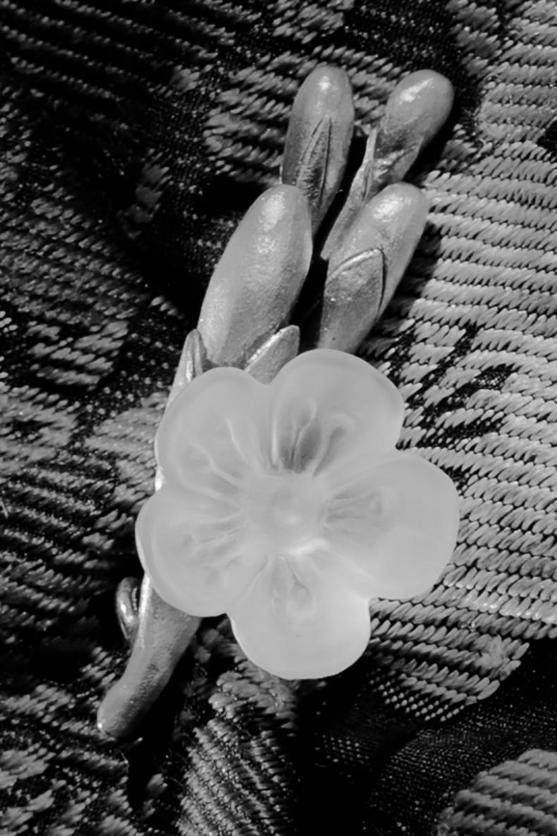 Broche Freesia de l'artiste en argent sterling avec fleur en cristal de roche Unisexe en vente
