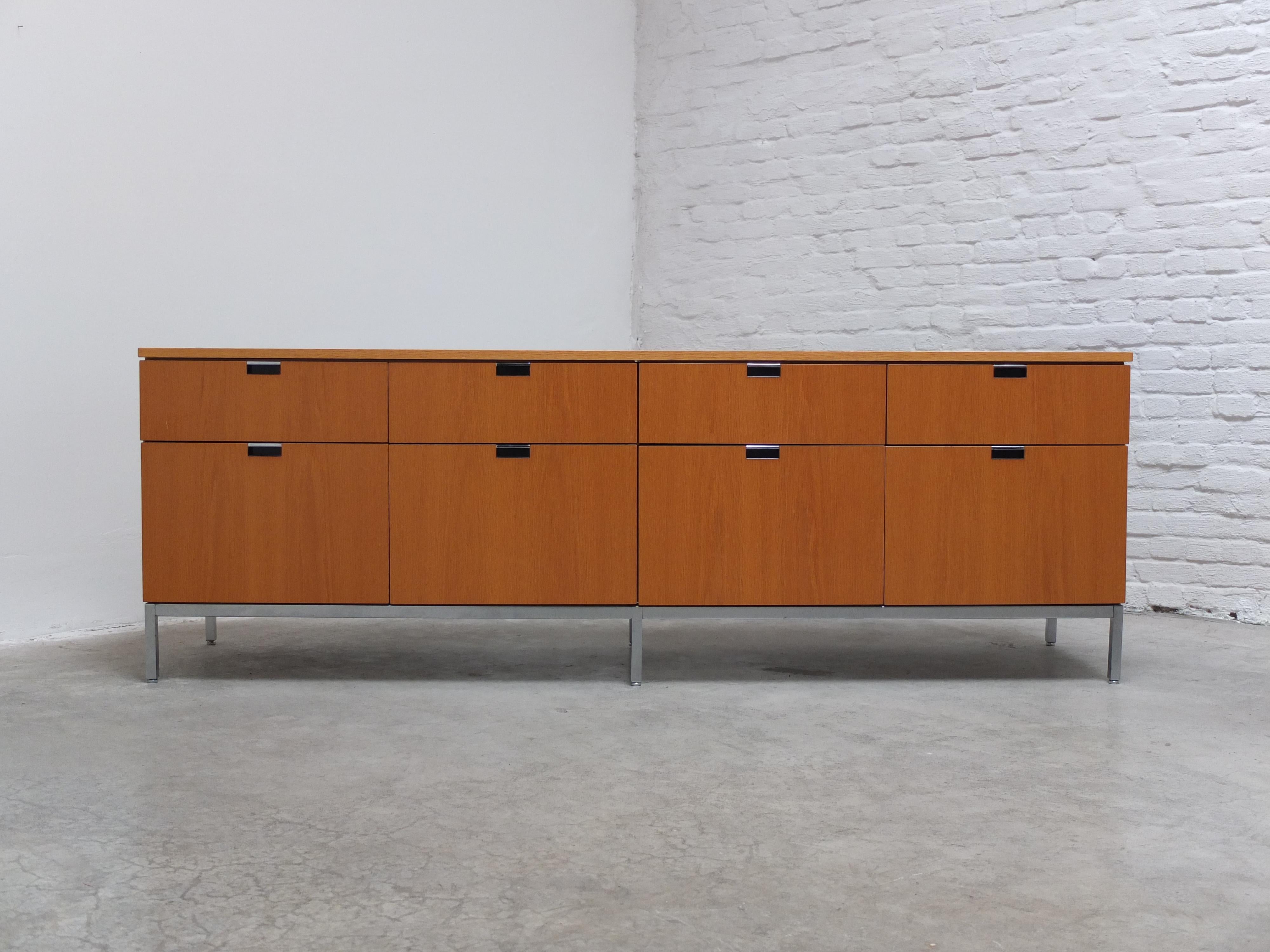 Stunning and ultra high-end sideboard designed by Florence Knoll Basset in 1961. This is a rare ‘2549M’ version with 8 drawers in total of which 4 pencil drawers and 4 large file cabinets. This configuration is rarely offered and is also the most