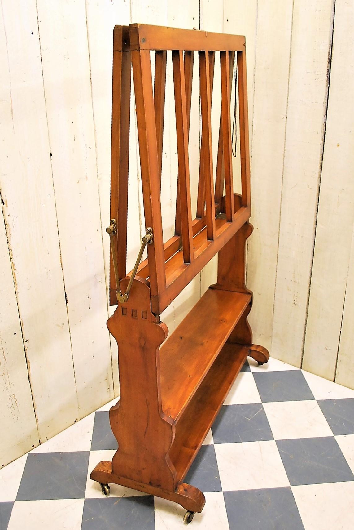 Freistehender Künstler/Galerie Portfolio Stand (Biedermeier) im Angebot