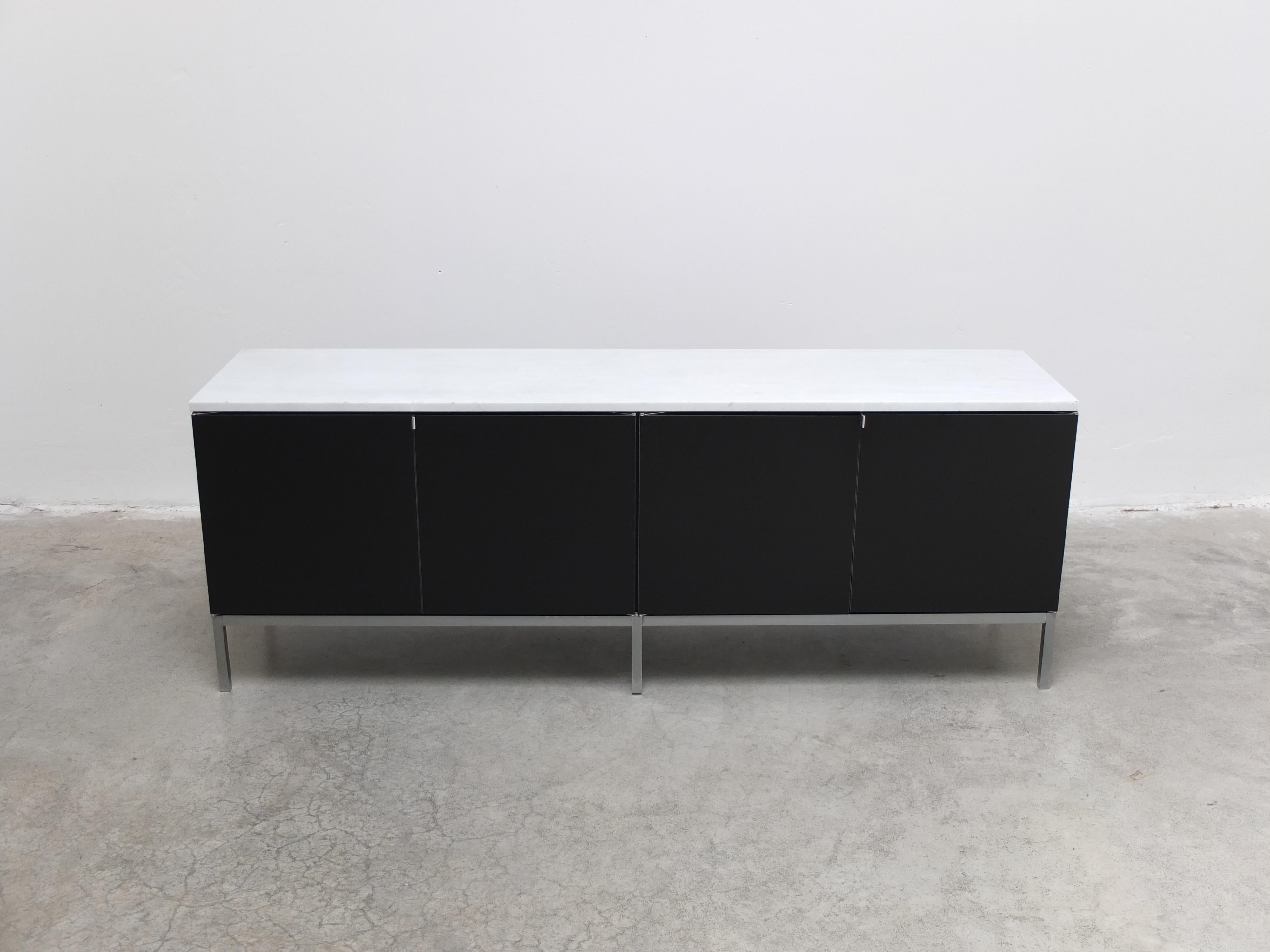 Mid-Century Modern Crédence autoportante en noir et marbre par Florence Knoll pour Knoll, 1961 en vente