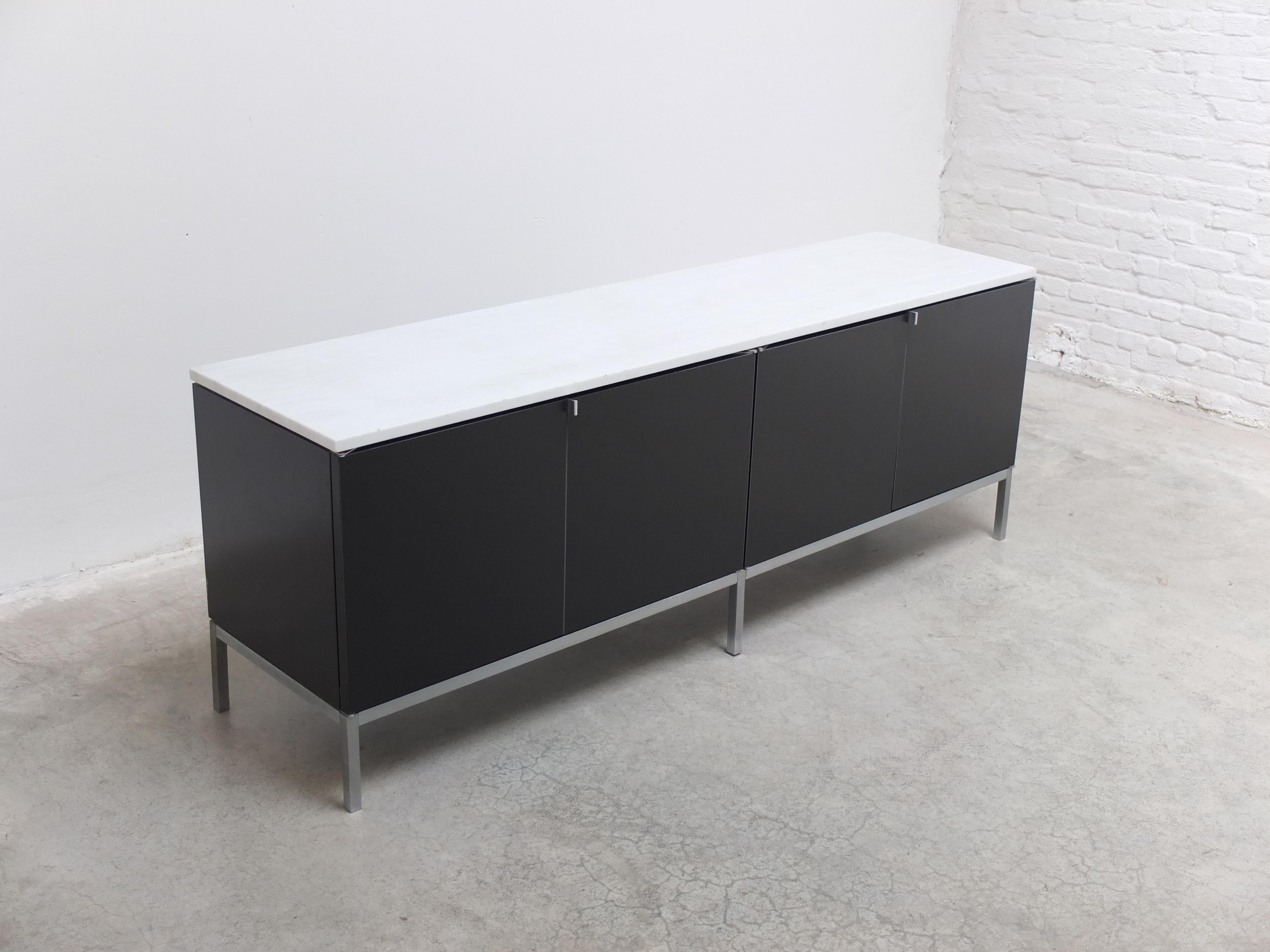 Américain Crédence autoportante en noir et marbre par Florence Knoll pour Knoll, 1961 en vente