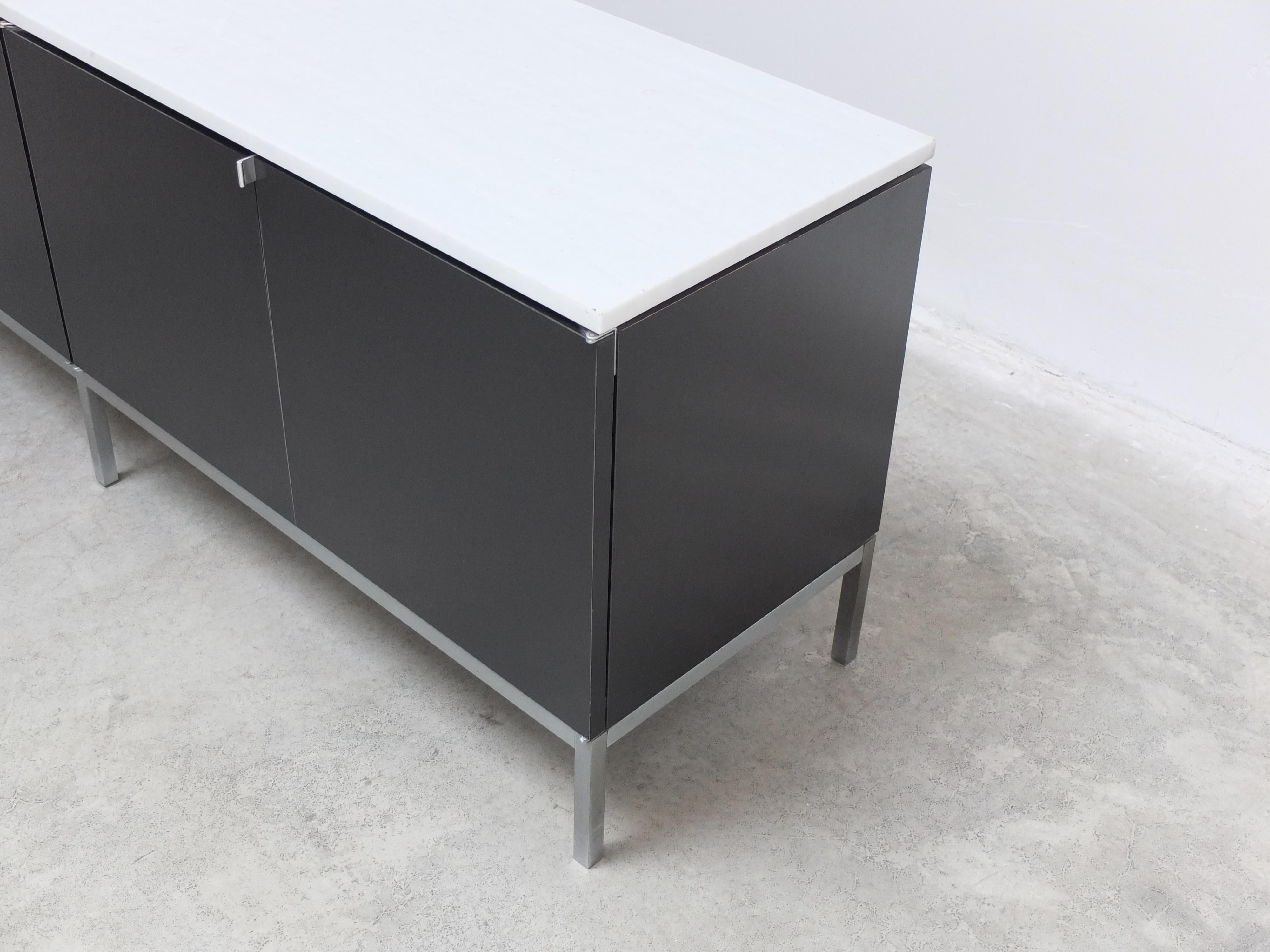 20ième siècle Crédence autoportante en noir et marbre par Florence Knoll pour Knoll, 1961 en vente
