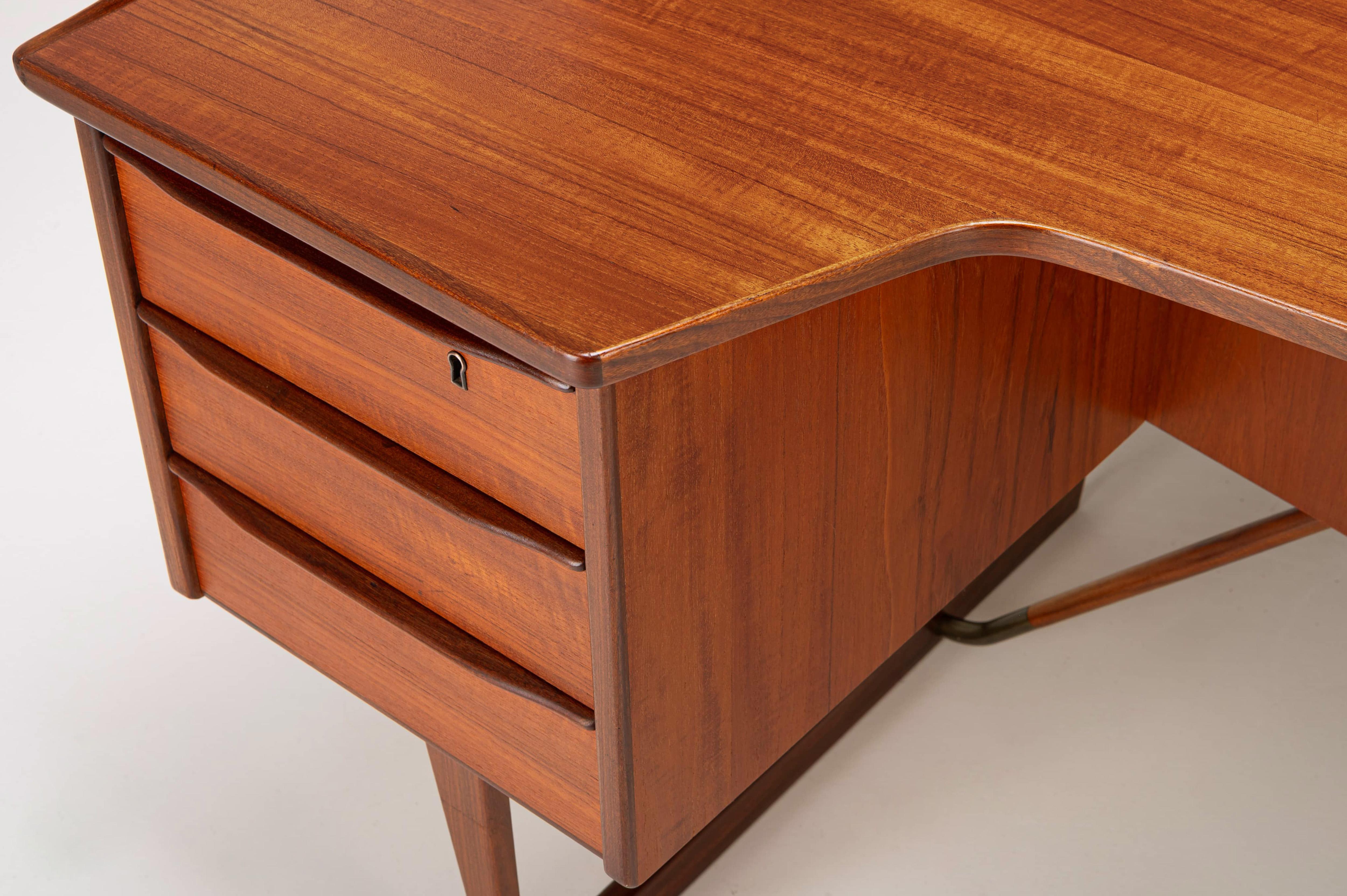 Freistehender Bumerang-Schreibtisch von Peter Løvig Nielsen für Løvig, 1960er Jahre (20. Jahrhundert) im Angebot