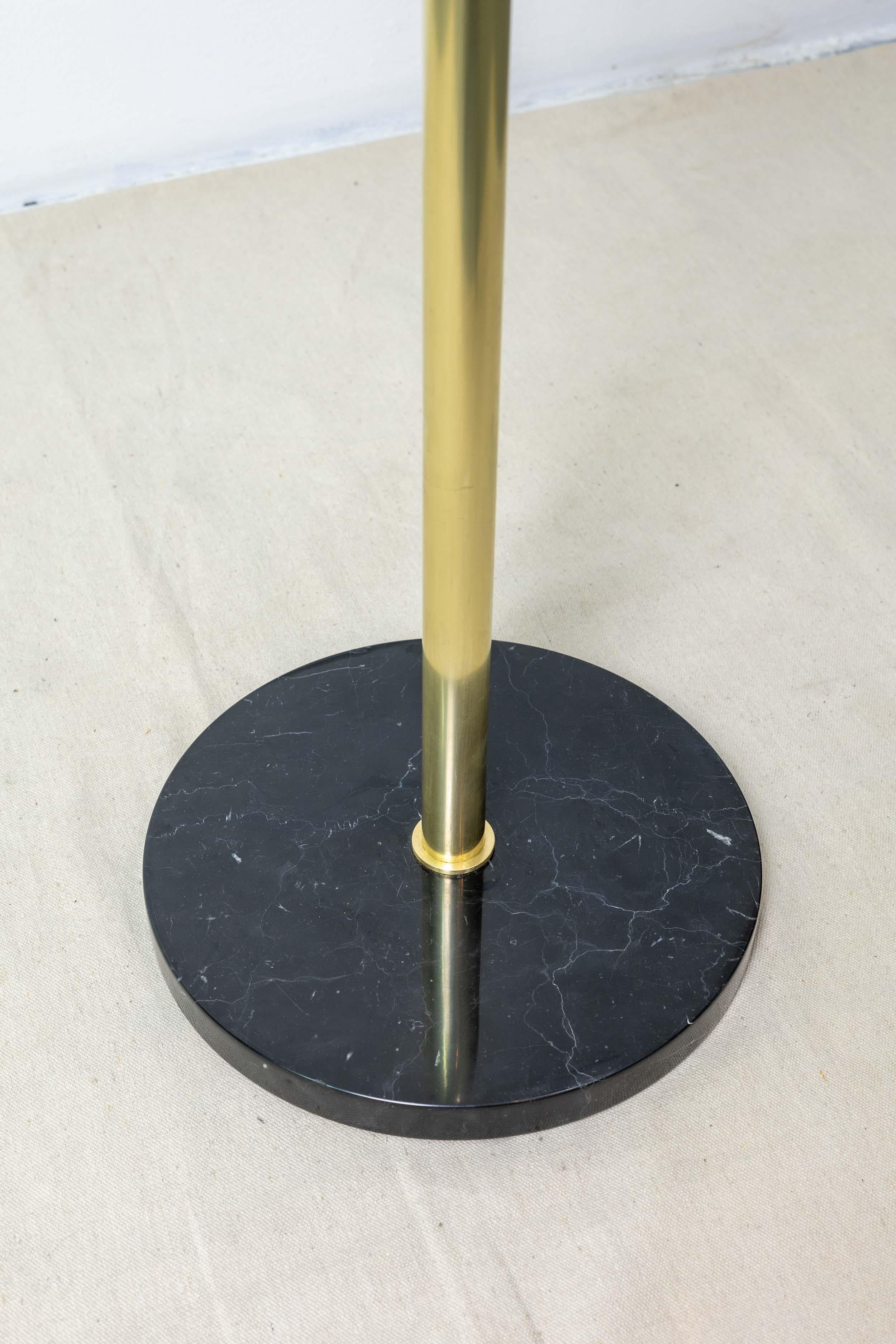 Moderno Appendiabiti in ottone a 5 ganci, base in marmo, albero degli abiti, supporto, personalizzabile in vendita