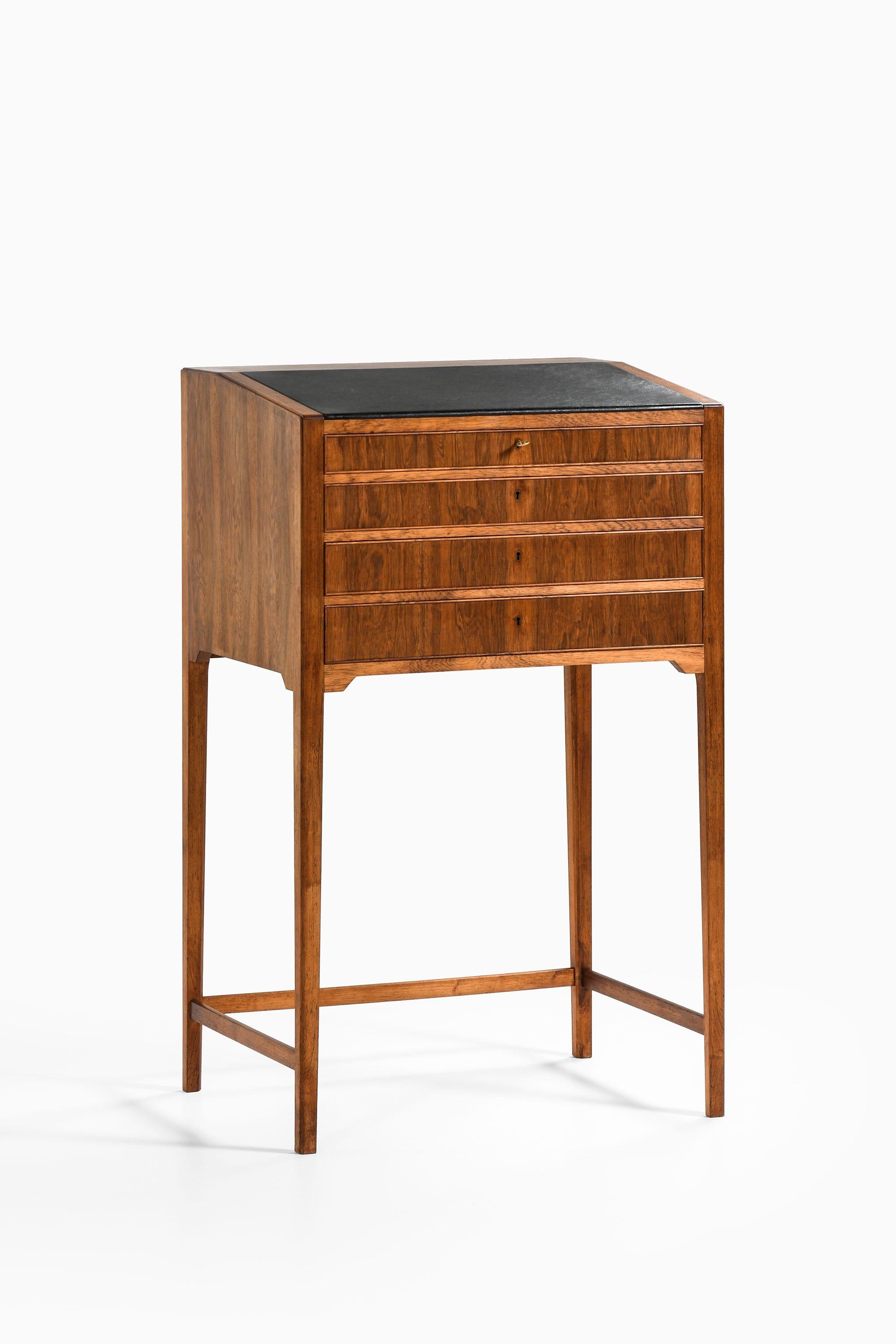 Freestanding Cabinet in Rosewood, Brass and Leather by Frits Henningsen, 1950's

Additional Information:
Material: Rosewood, brass and leather
Produced by cabinetmaker Frits Henningsen in Denmark
Dimensions (W x D x H): 72 x 55 x 117-112 (72)