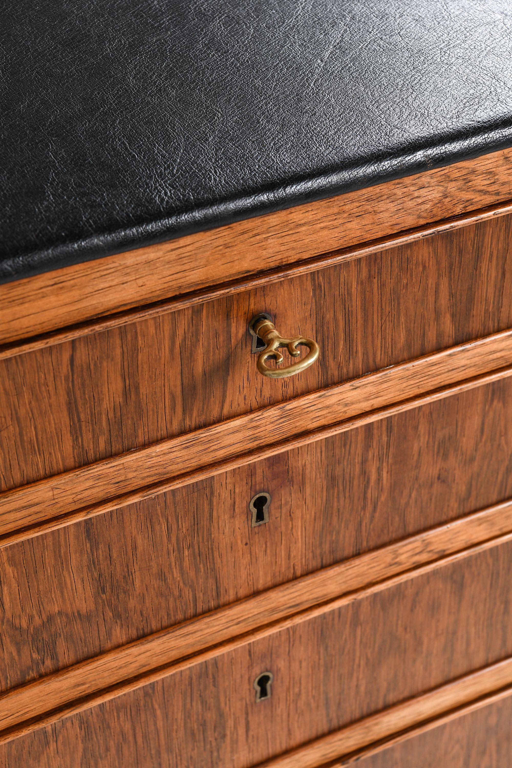 20th Century Freestanding Cabinet in Rosewood, Brass and Leather by Frits Henningsen, 1950's For Sale