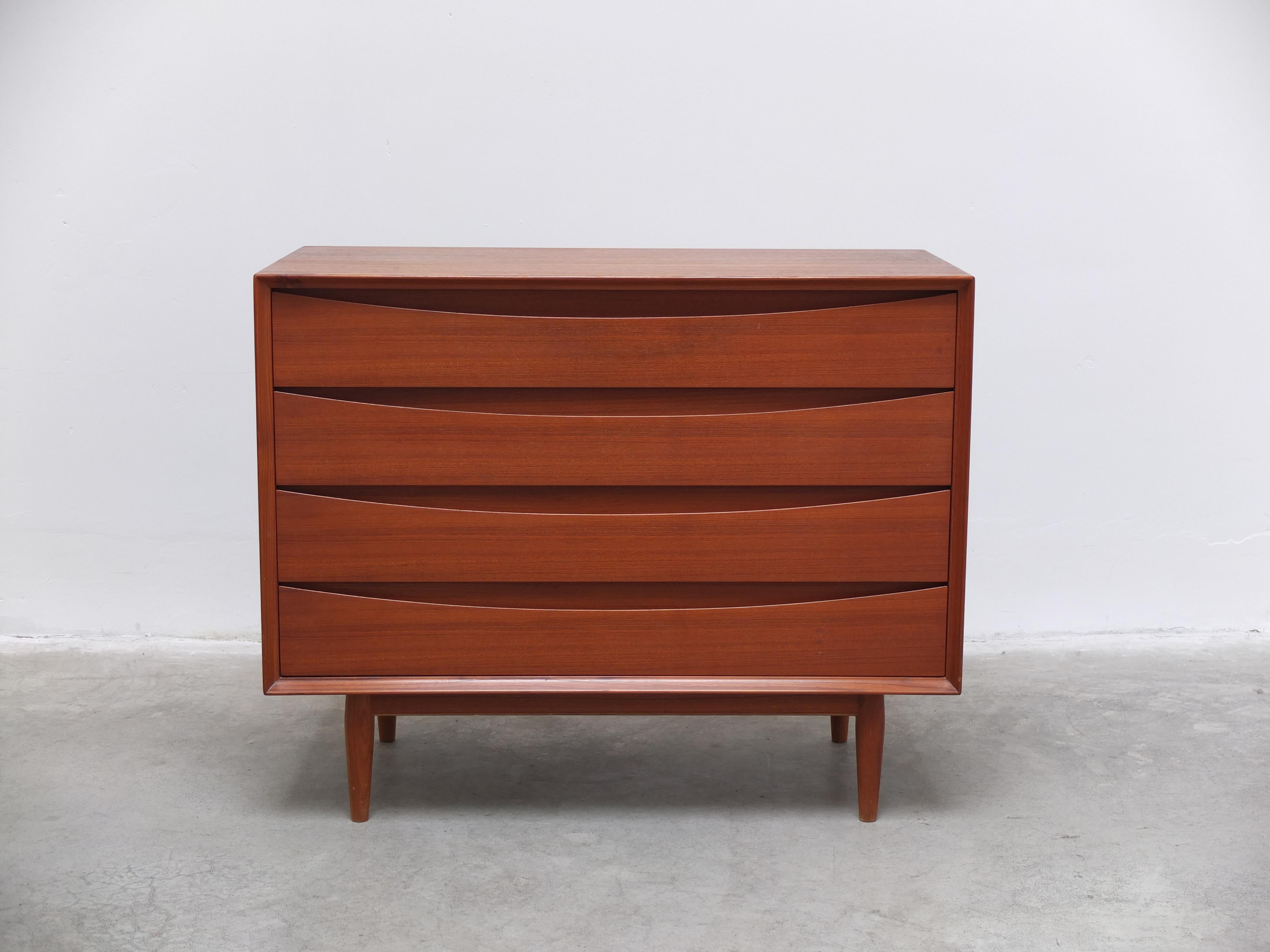 Bellissima cassettiera disegnata da Arne Vodder intorno al 1960. Produzione di altissimo livello realizzata in legno di teak con il retro rifinito in modo da poter essere un centrotavola. Ha i caratteristici cassetti curvi che sono diventati il