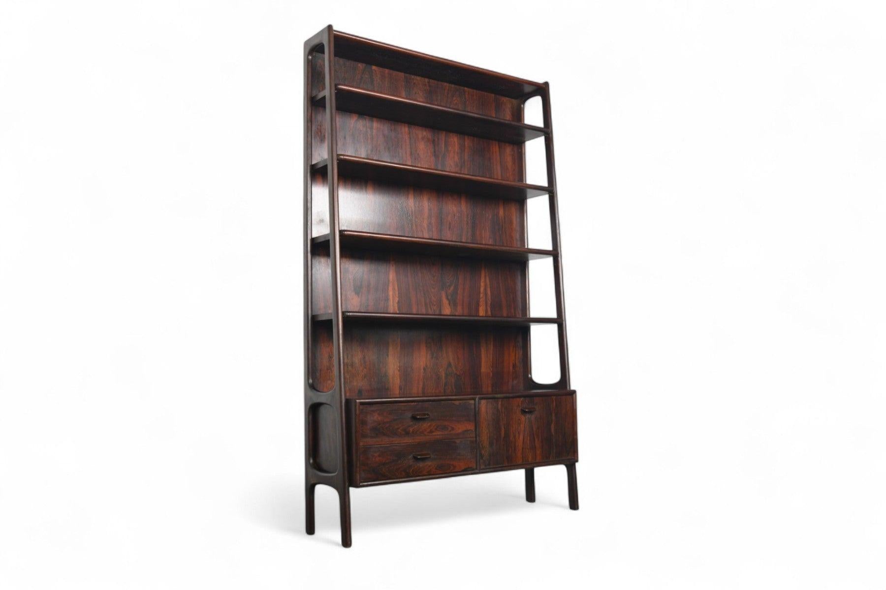Origen: Dinamarca
Diseñador: Desconocido
Fabricante: Desconocido
Época: años 60
Materiales: Palo de rosa
Medidas: 43″ de ancho x 13,5″ de fondo x 72″ de alto