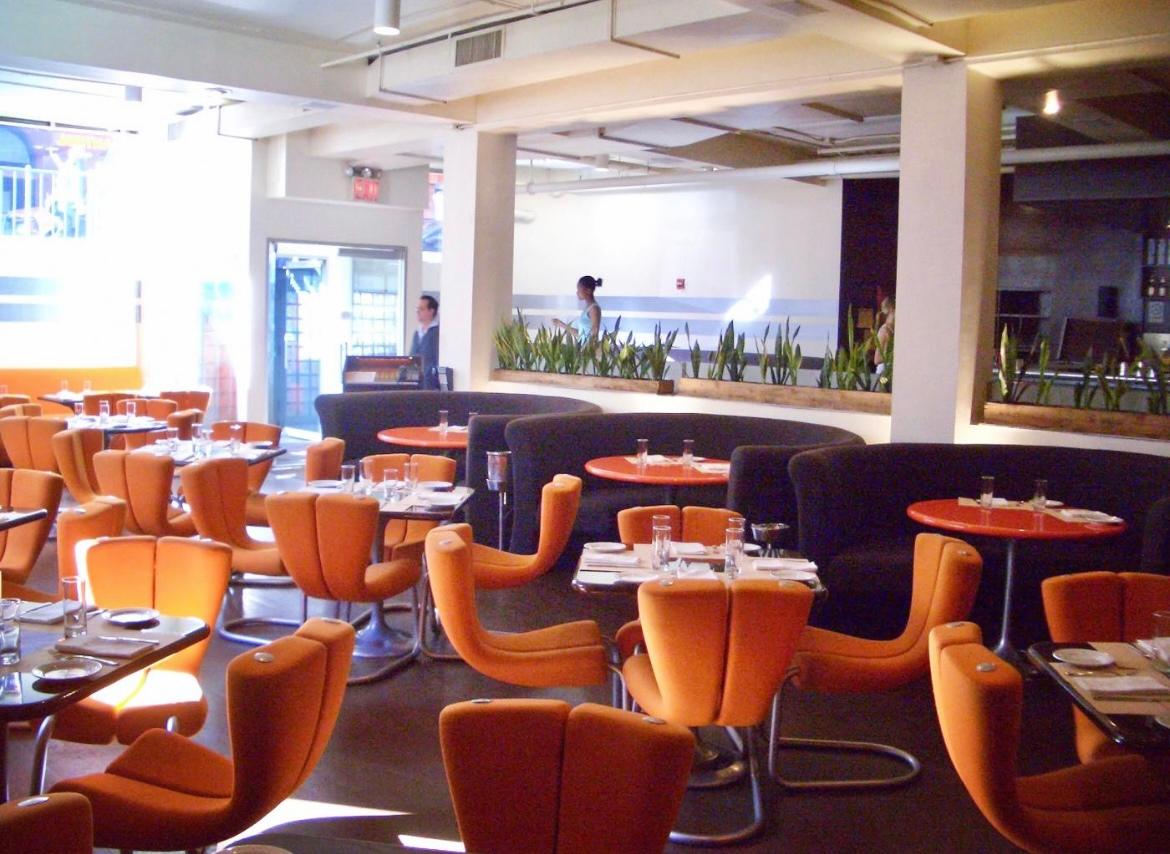 Banchetto autoportante in demi-lune disegnato da Marc Newson, uno dei 9 commissionati per il ristorante Canteen di SOHO a New York. Originariamente rivestito in tessuto marrone, questo esemplare è stato ridipinto in un tessuto arancione a maglia,