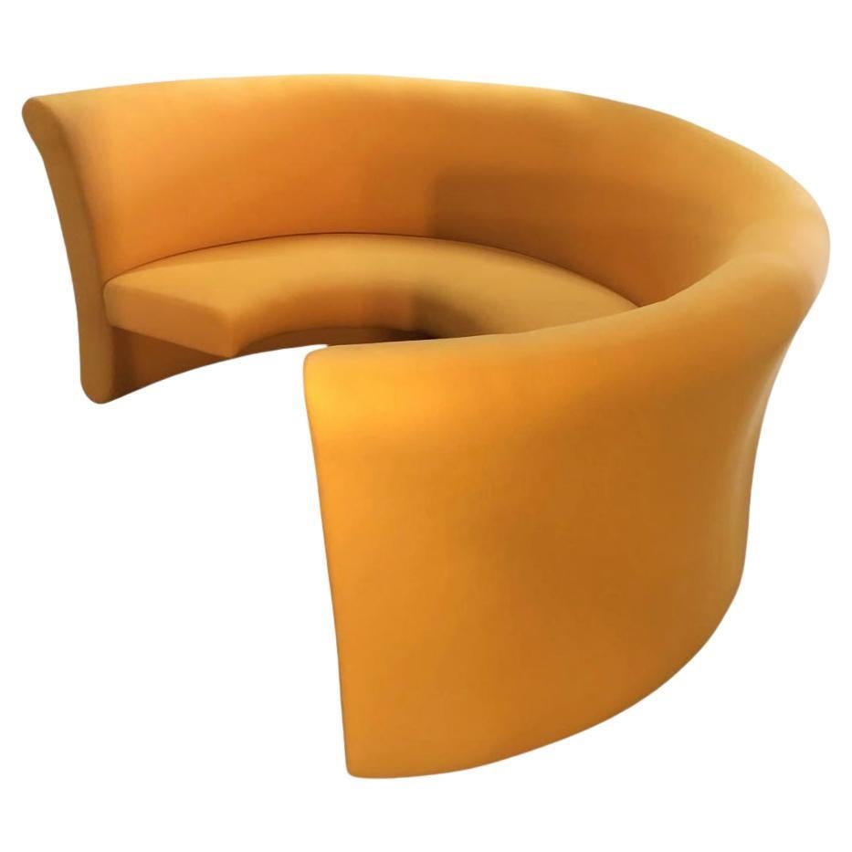 Banquette autoportante Demi-Lune Komed de Marc Newson