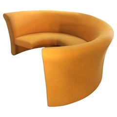 Banquette autoportante, Demi-Lune "Komed", design di Marc Newson