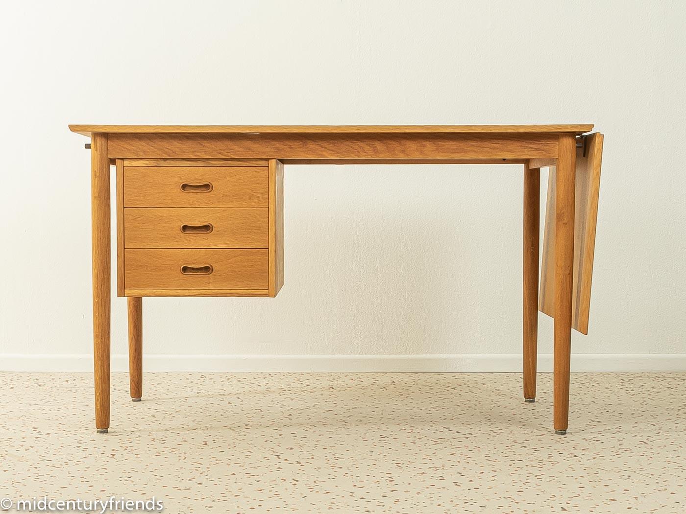 Wonderful freestanding desk by Arne Vodder for H. Sigh from the 1960s. High-quality corpus in oak veneer with three drawers and a removable extension leaf on the right. The desk top slides left to be fully extended. The drawer corpus slides from