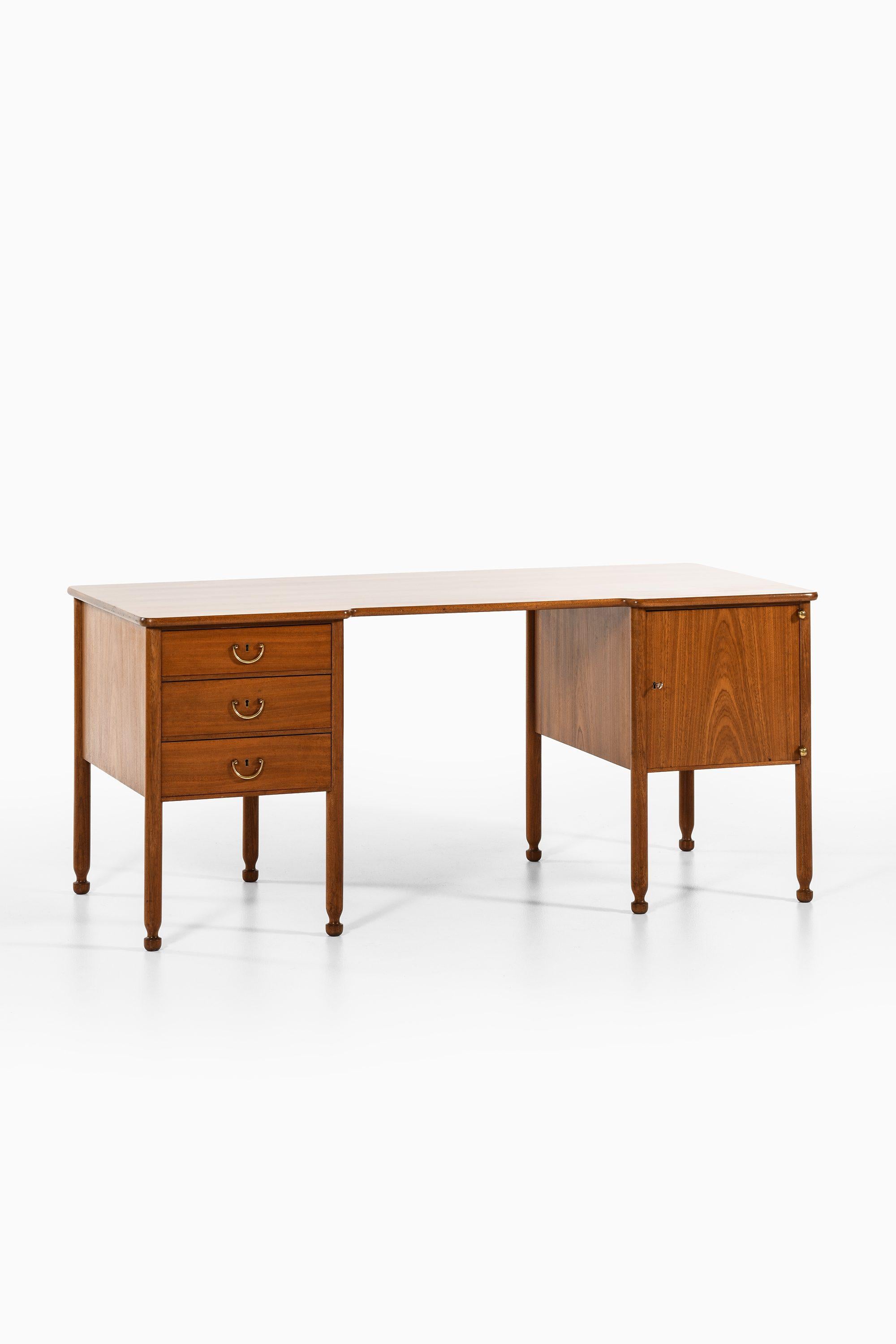 Freestanding Desk in Mahogany and Brass by Josef Frank, 1937

Additional Information:
Material: Mahogany and brass
Style: Mid century, Scandinavian
Rare freestanding desk model 770
Produced by Svenskt Tenn in Sweden
Dimensions (W x D x H): 162 x 72