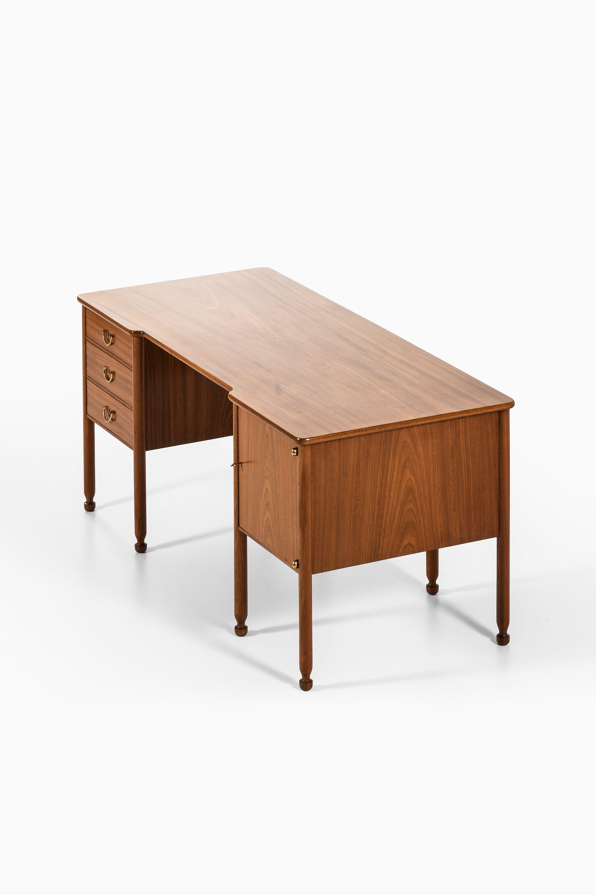 Mid-Century Modern Freestanding Desk in Mahogany and Brass by Josef Frank, 1937 For Sale