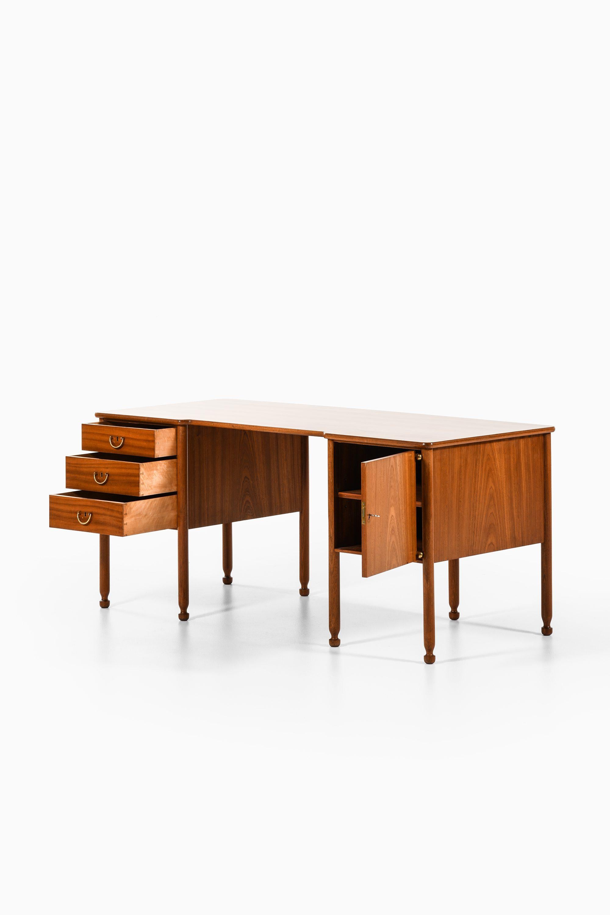 Freestanding Desk in Mahogany and Brass by Josef Frank, 1937 In Good Condition For Sale In Limhamn, Skåne län