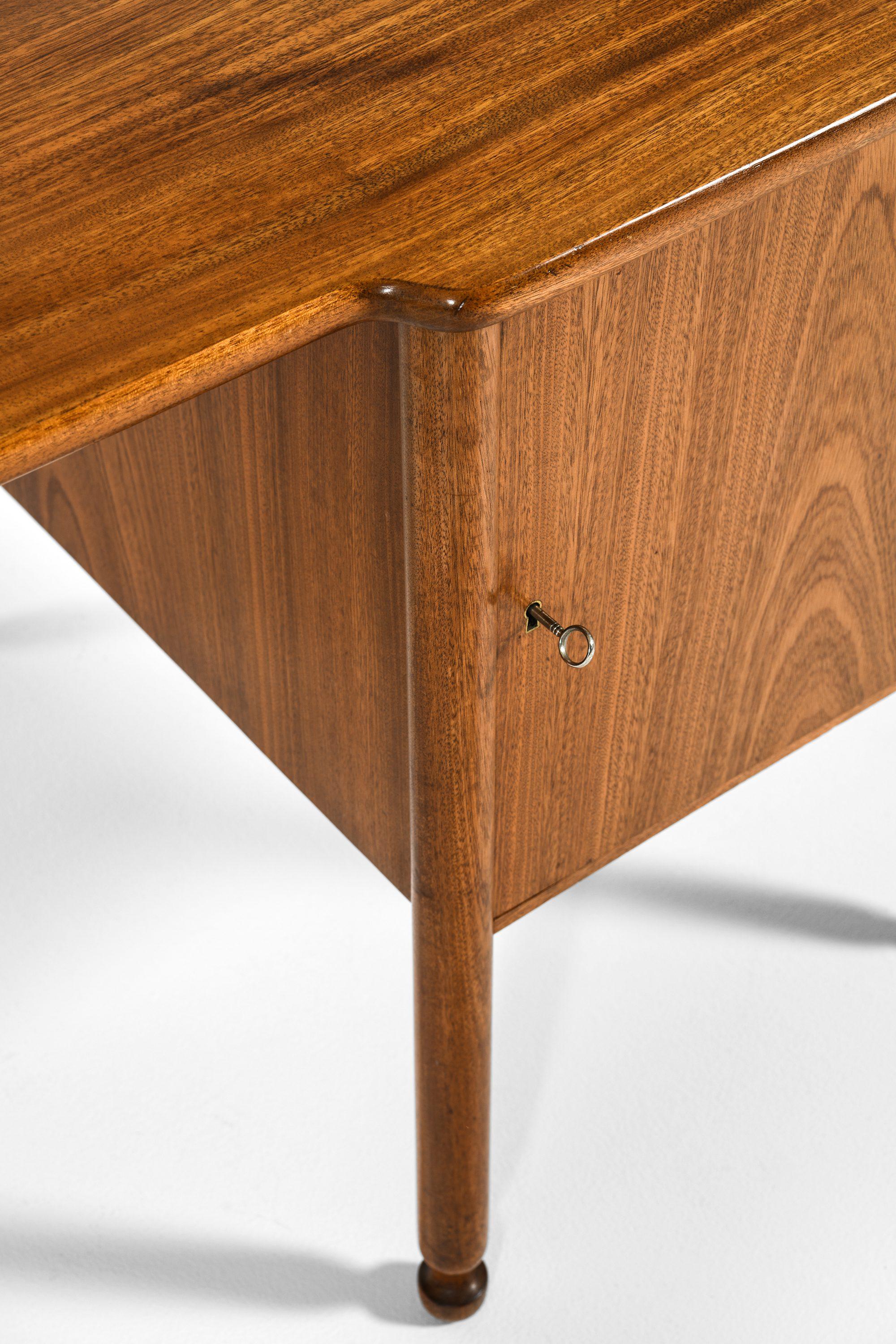 20th Century Freestanding Desk in Mahogany and Brass by Josef Frank, 1937 For Sale