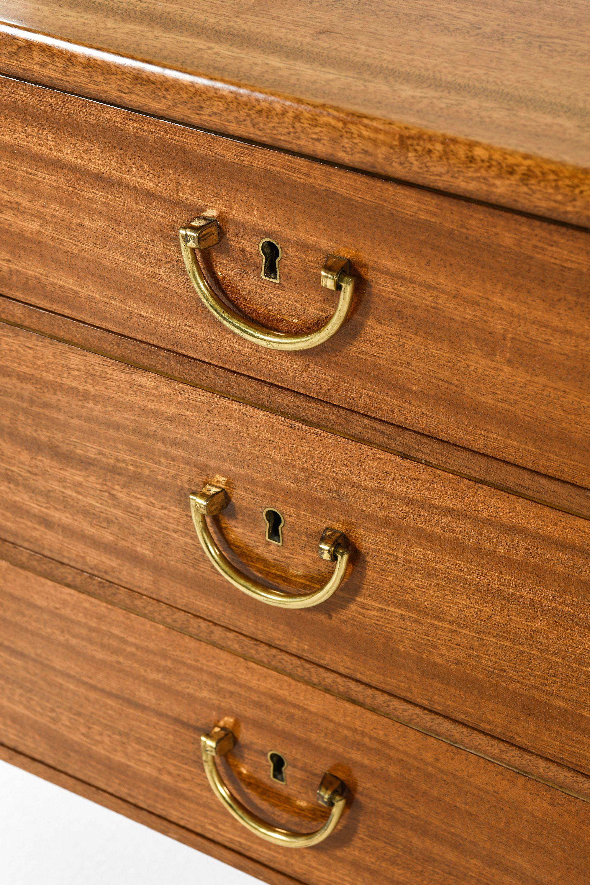 Freestanding Desk in Mahogany and Brass by Josef Frank, 1937 For Sale 1