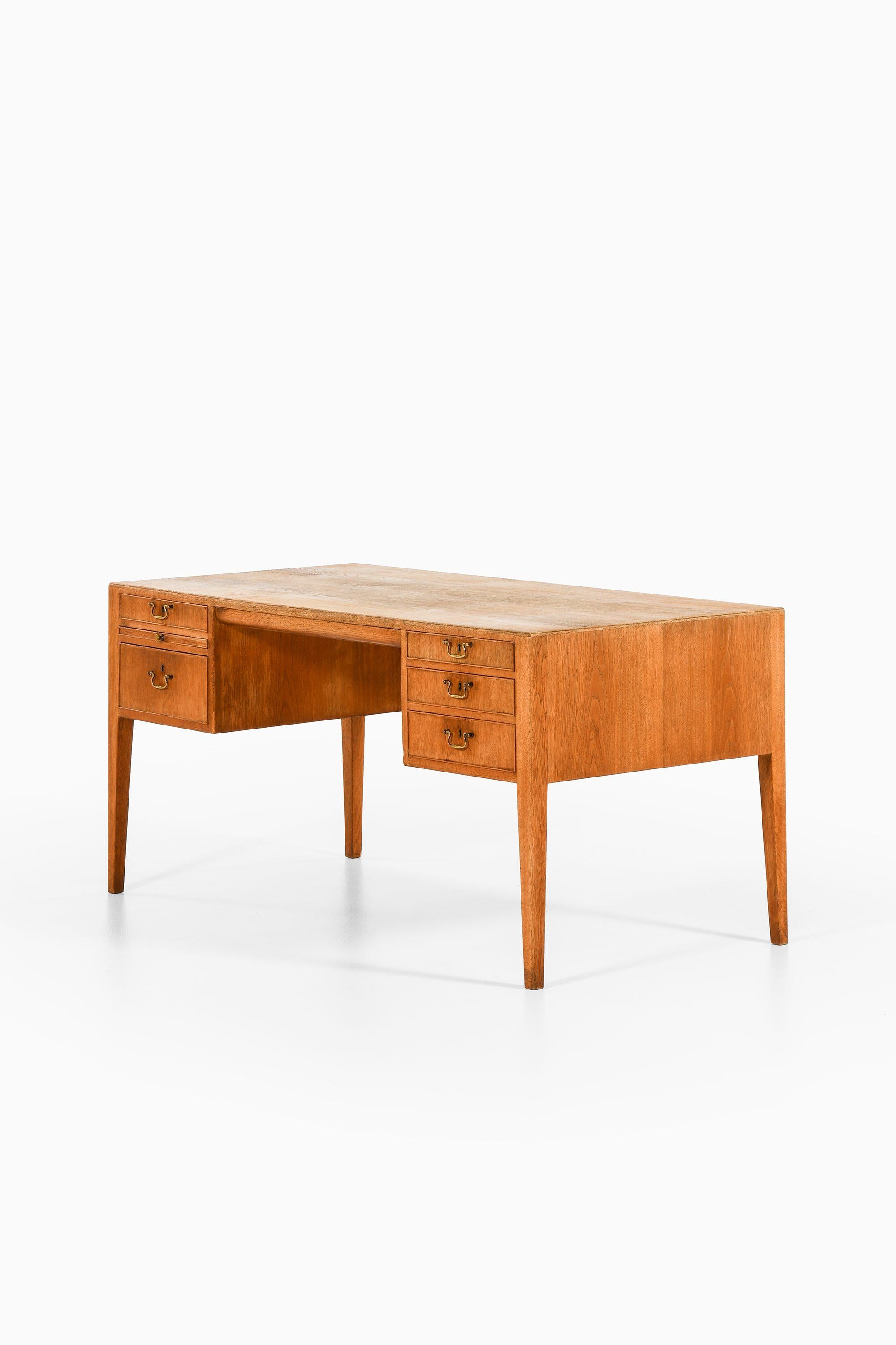 Bureau autoportant en Oak Oak et laiton, années 1960

Informations supplémentaires :
MATERIAL : Chêne, laiton
Style : Milieu du siècle, Scandinave
Produit au Danemark
Dimensions (L x P x H) : 150 x 75 x 72,5 cm