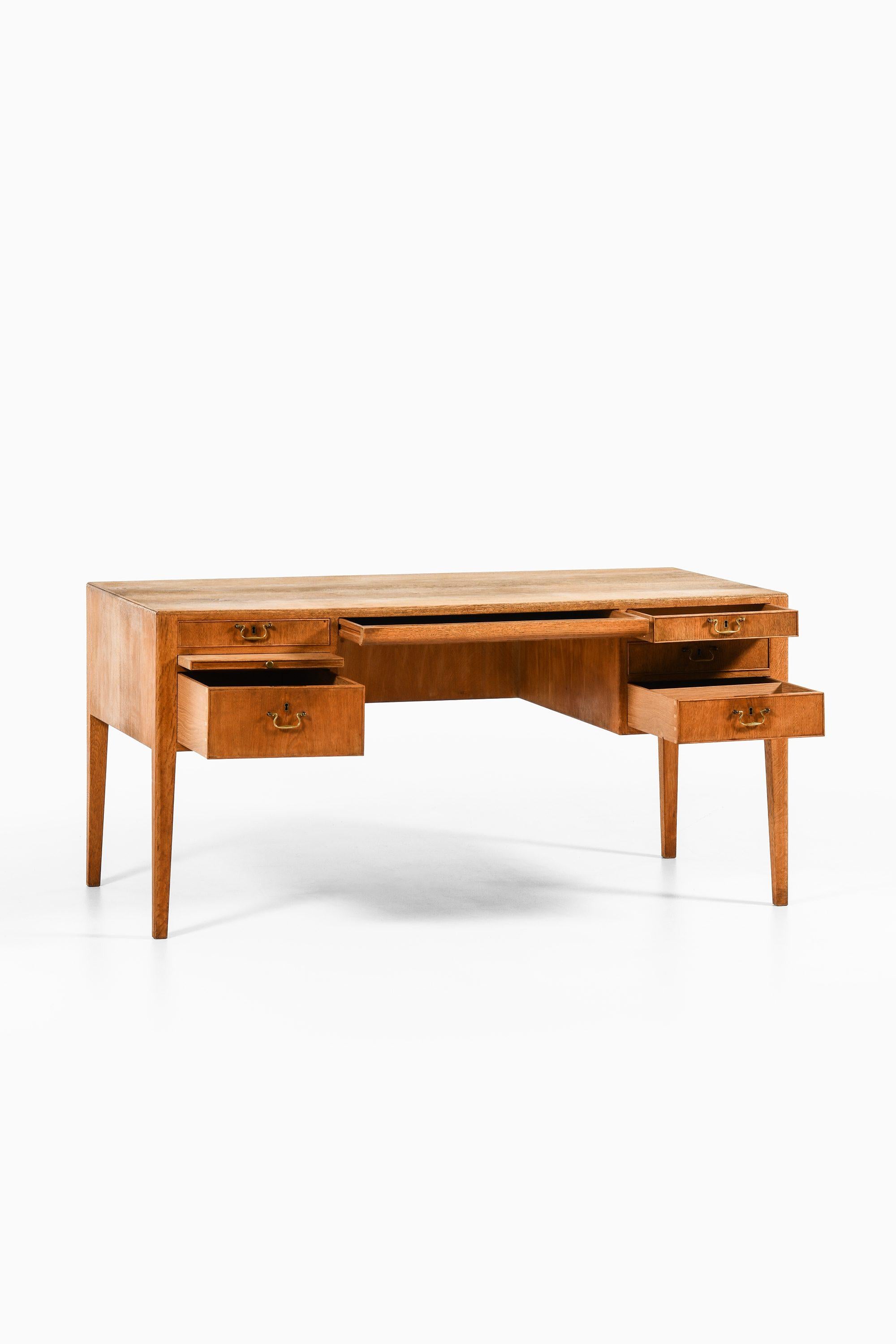 Scandinave moderne Bureau autoportant en Oak Oak et laiton, années 1960 en vente