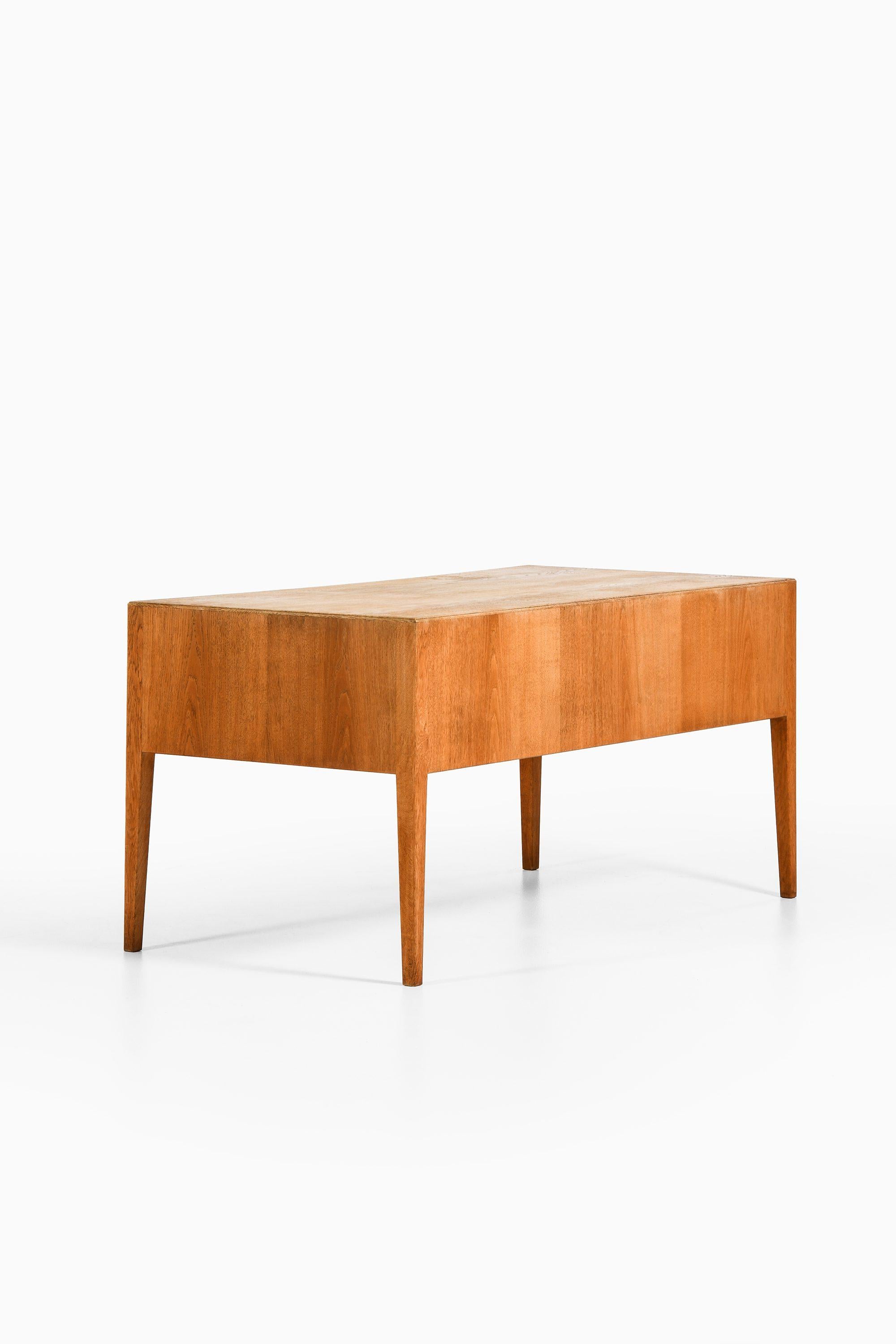 Danois Bureau autoportant en Oak Oak et laiton, années 1960 en vente